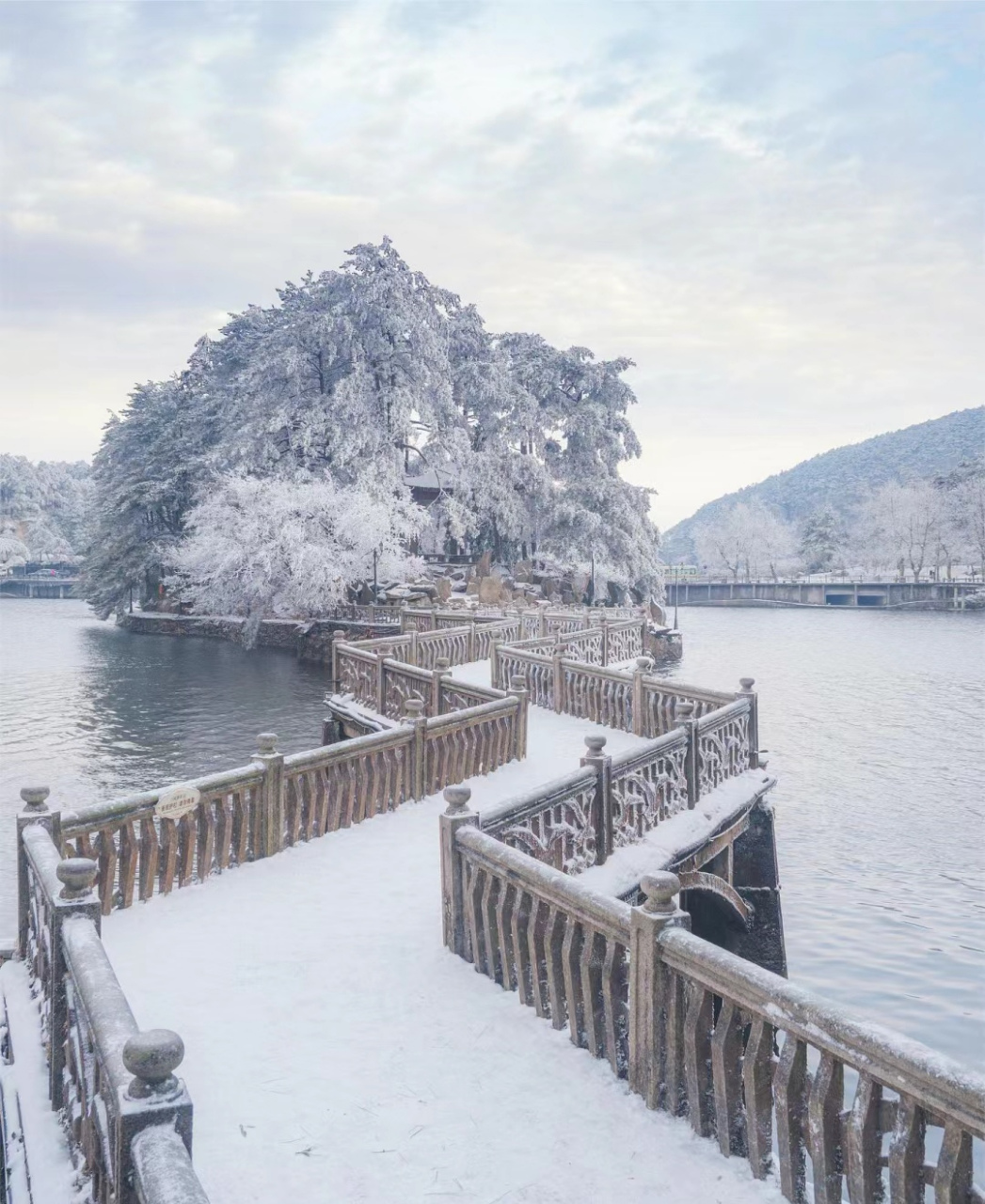 冬日的雪景很nice,一点也不逊色于北方的冰雪奇观,冬日里,雪花洁白