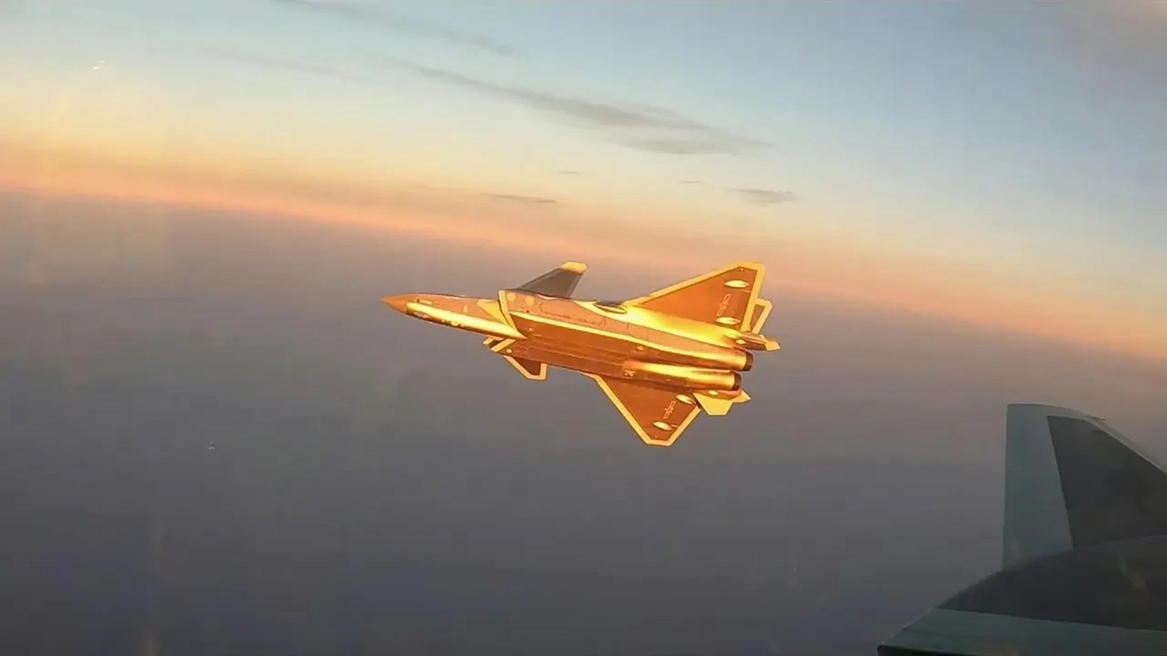 黄金甲版歼20!图源:人民空军