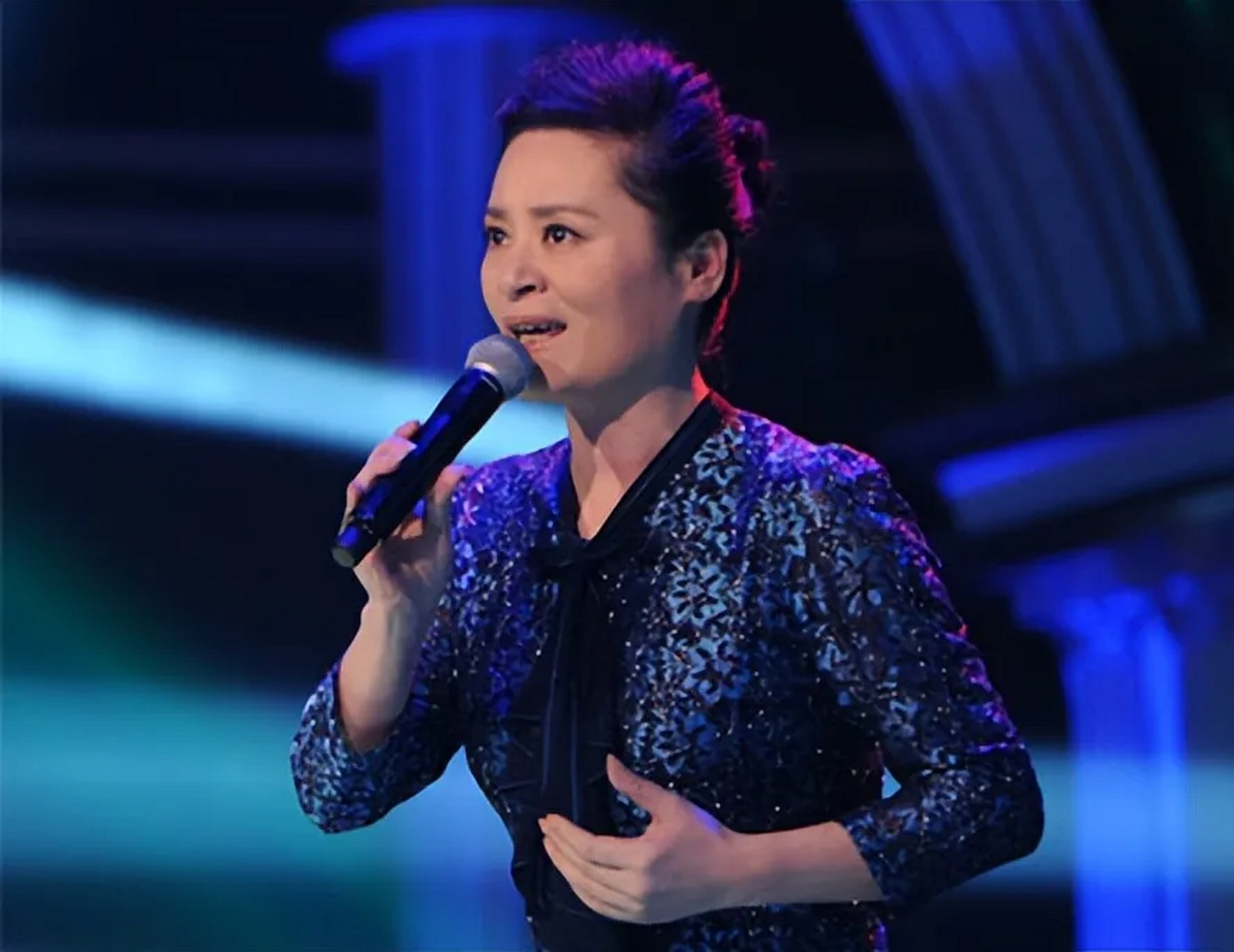 脑震荡,一代歌后沦落到保姆谋生  金炜玲是一位出生在音乐世家的歌手