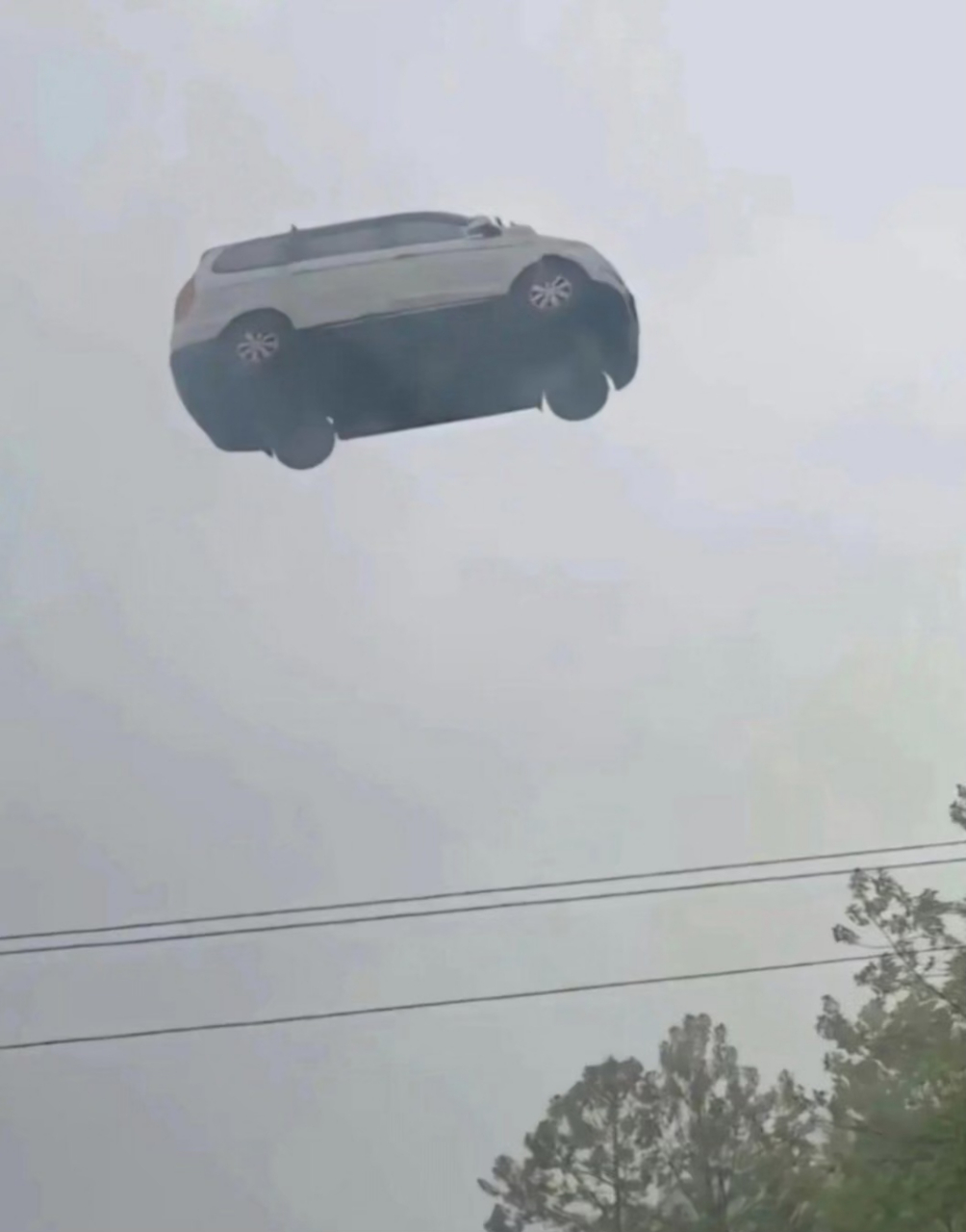 一抬头就看见一辆汽车从头顶飞过,我是不是没睡醒?