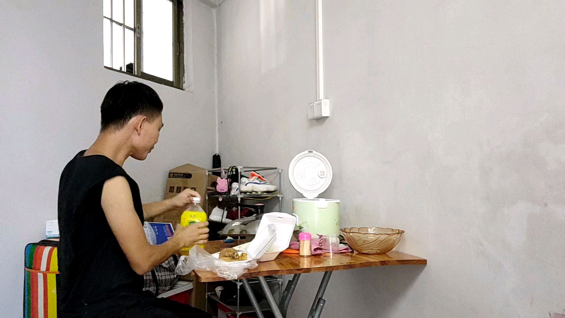 小赖哥打包一份快餐回去,喉咙不舒服老婆又加班,吃的真没劲