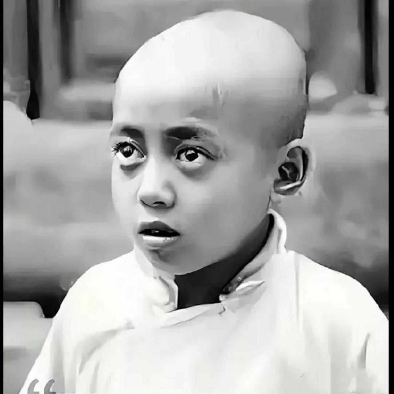 这个浓眉大眼的小孩姓周,绍兴人,他的一生,很帅.