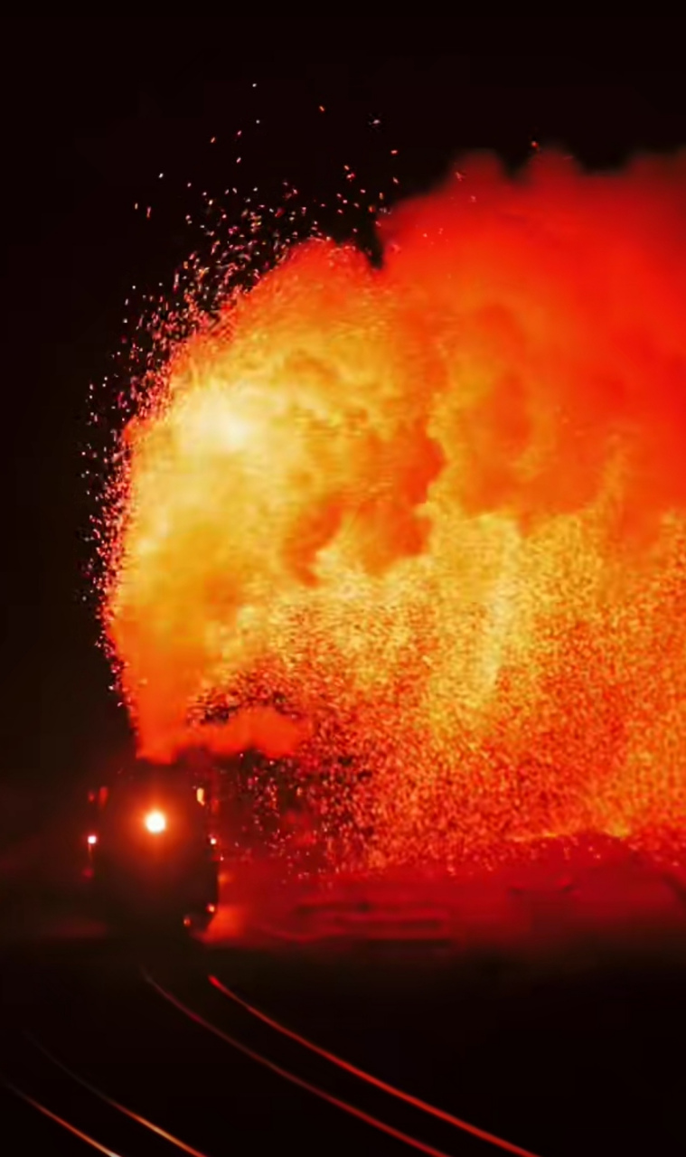 坐这样的火车看烟花免费了[大笑][大笑]#趣图搞笑# #搞笑内涵图