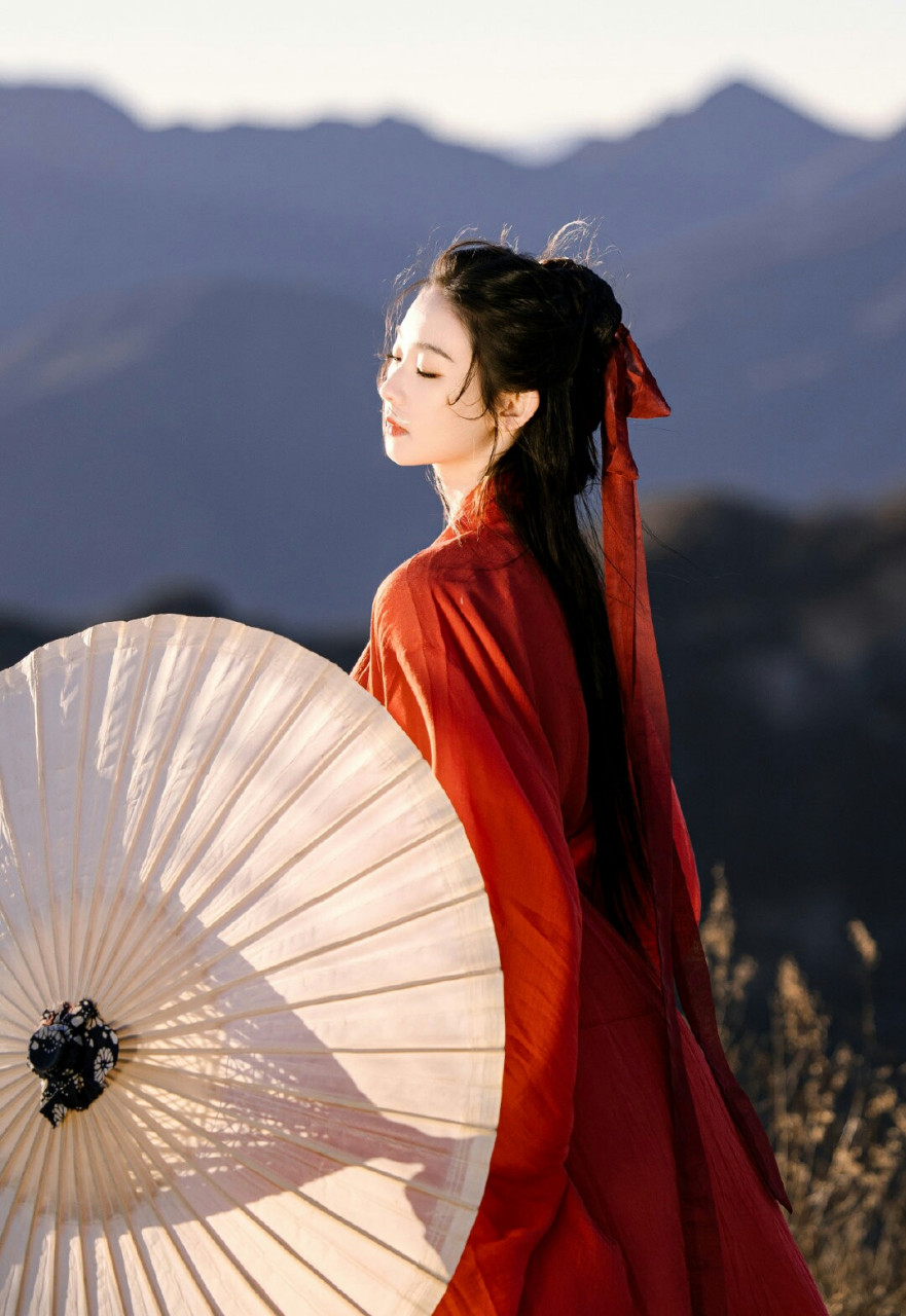 太太太美了! 我的天啊!张艺凡红衣古风造型也太美了吧!