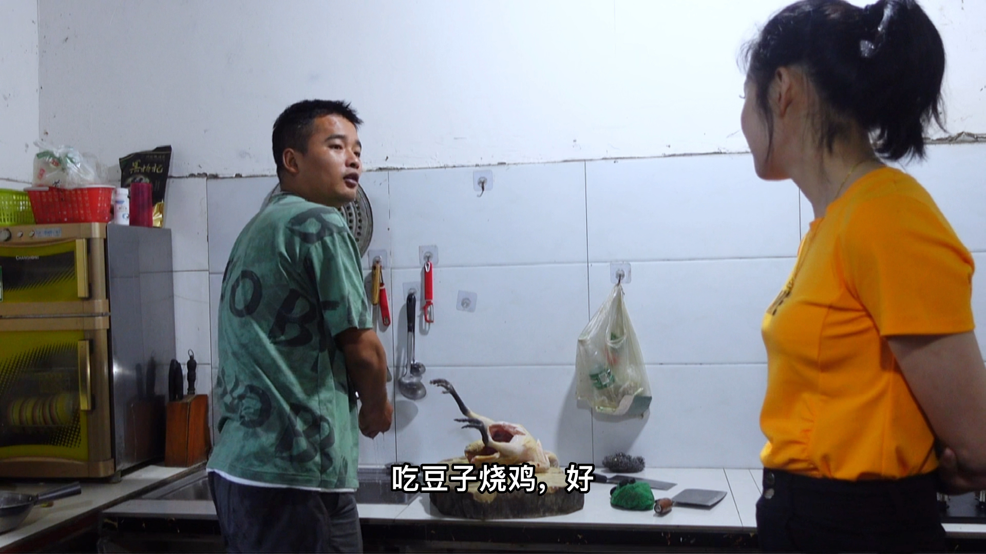 马上开始忙了,橙哥杀土鸡来款待娟妹和助理,娟妹手艺名不虚传!