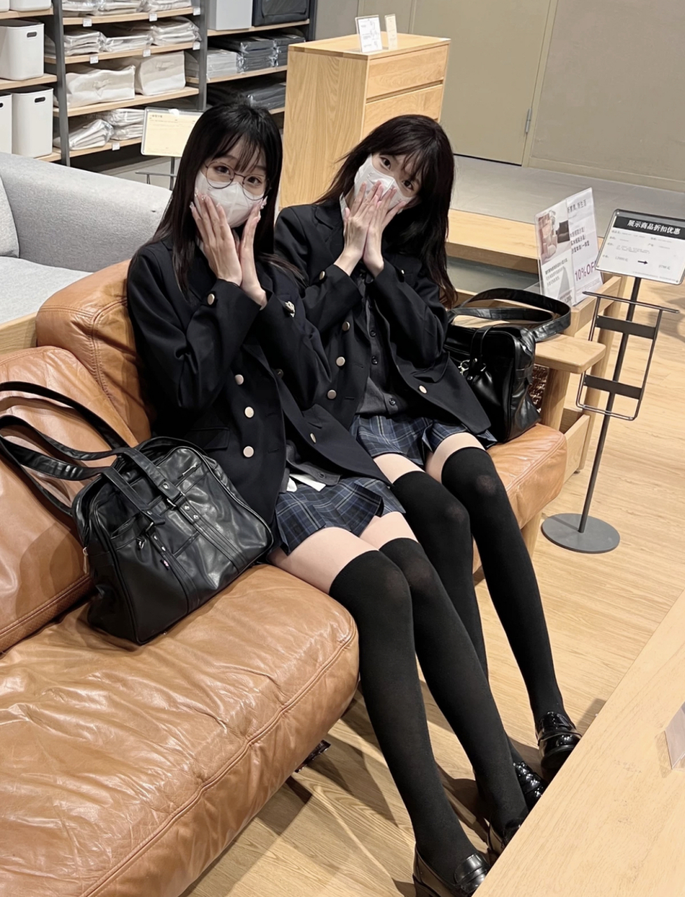 黑色西装外套 白衬衫 百褶裙 黑色小皮鞋 你们说什么才是灵魂?