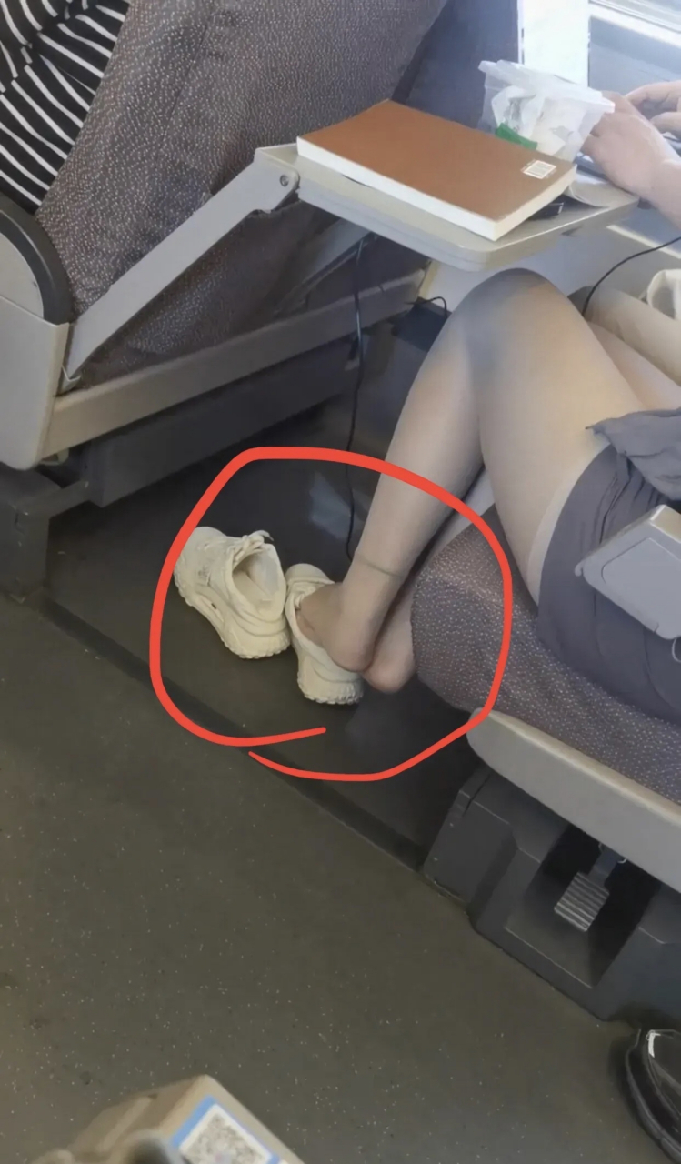 高铁上脱鞋,文明吗?