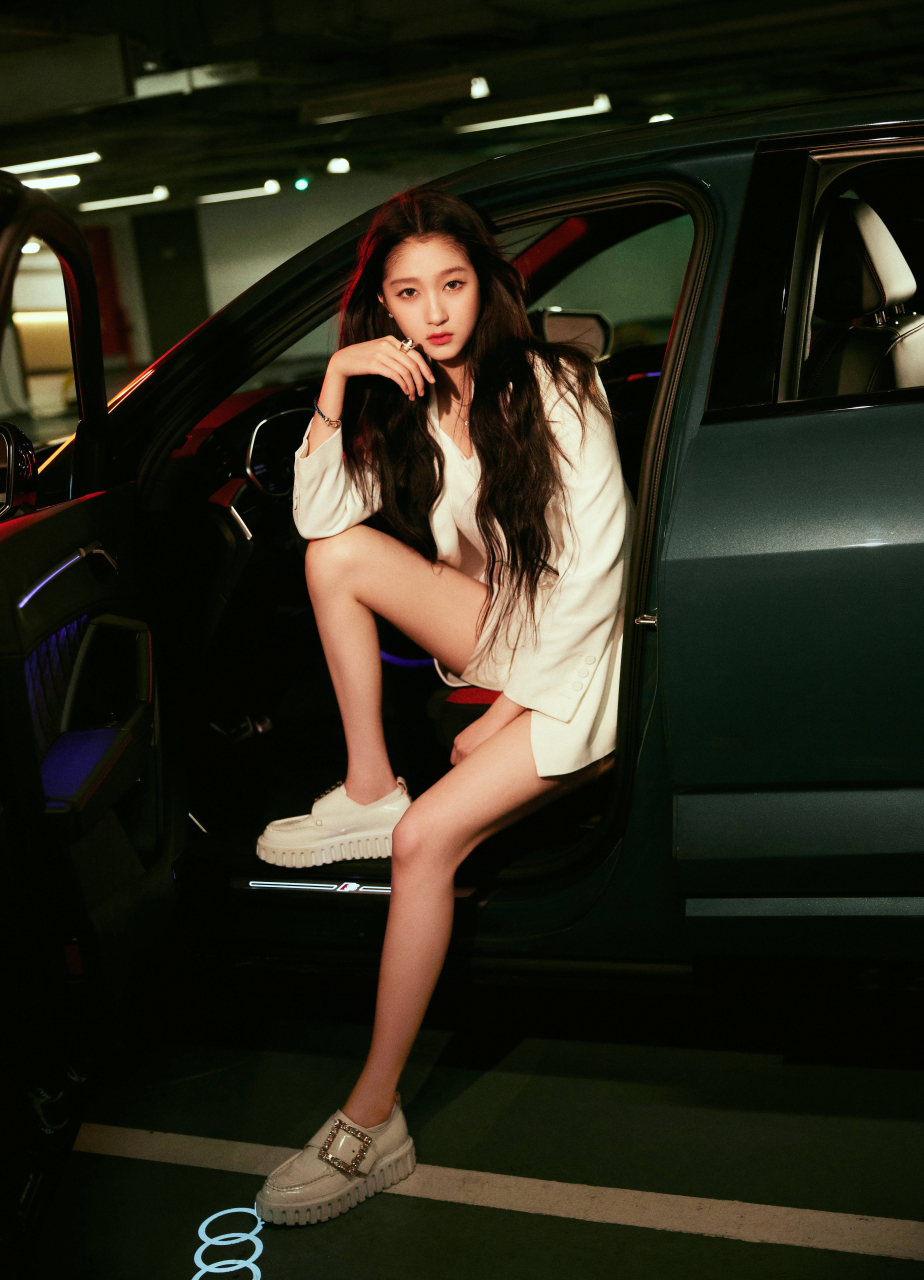 关晓彤的这身造型酷毙了,尤其这大长腿好优越#养眼美女