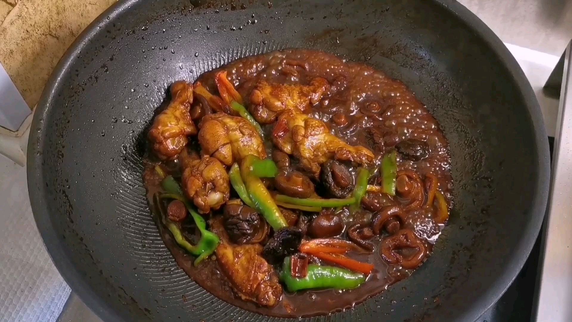 红烧香菇鸡翅根,不仅鸡翅嫩滑,吸满鸡汁的香菇都被挑完了