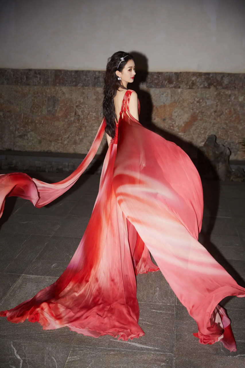 赵丽颖红色拖地裙出席品牌晚宴,身穿深v红裙的丽颖高贵优雅,尽显女王