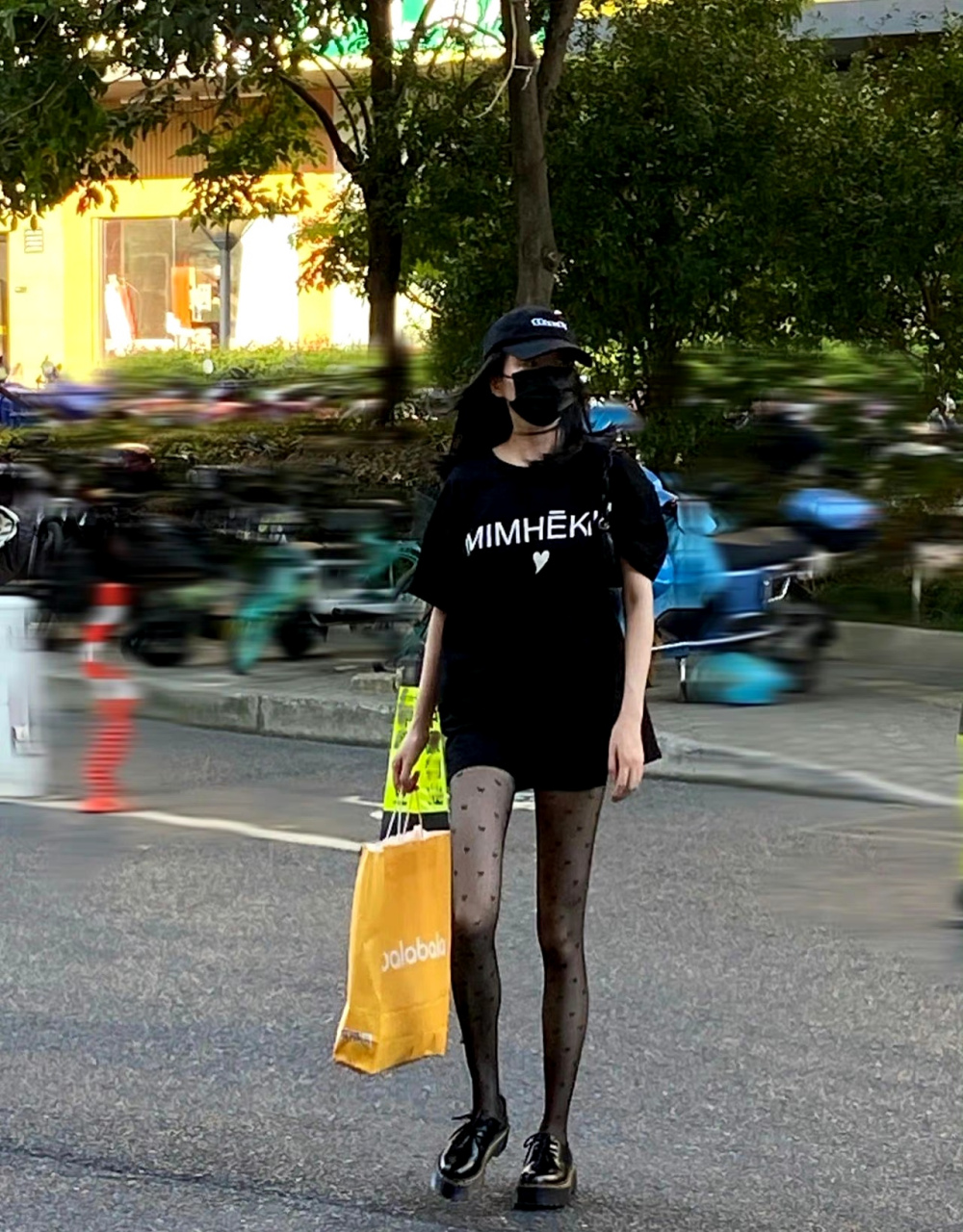 搭那天正好去逛街,一时兴起模仿了下幂幂的这张照片,渔网袜有点扛不住