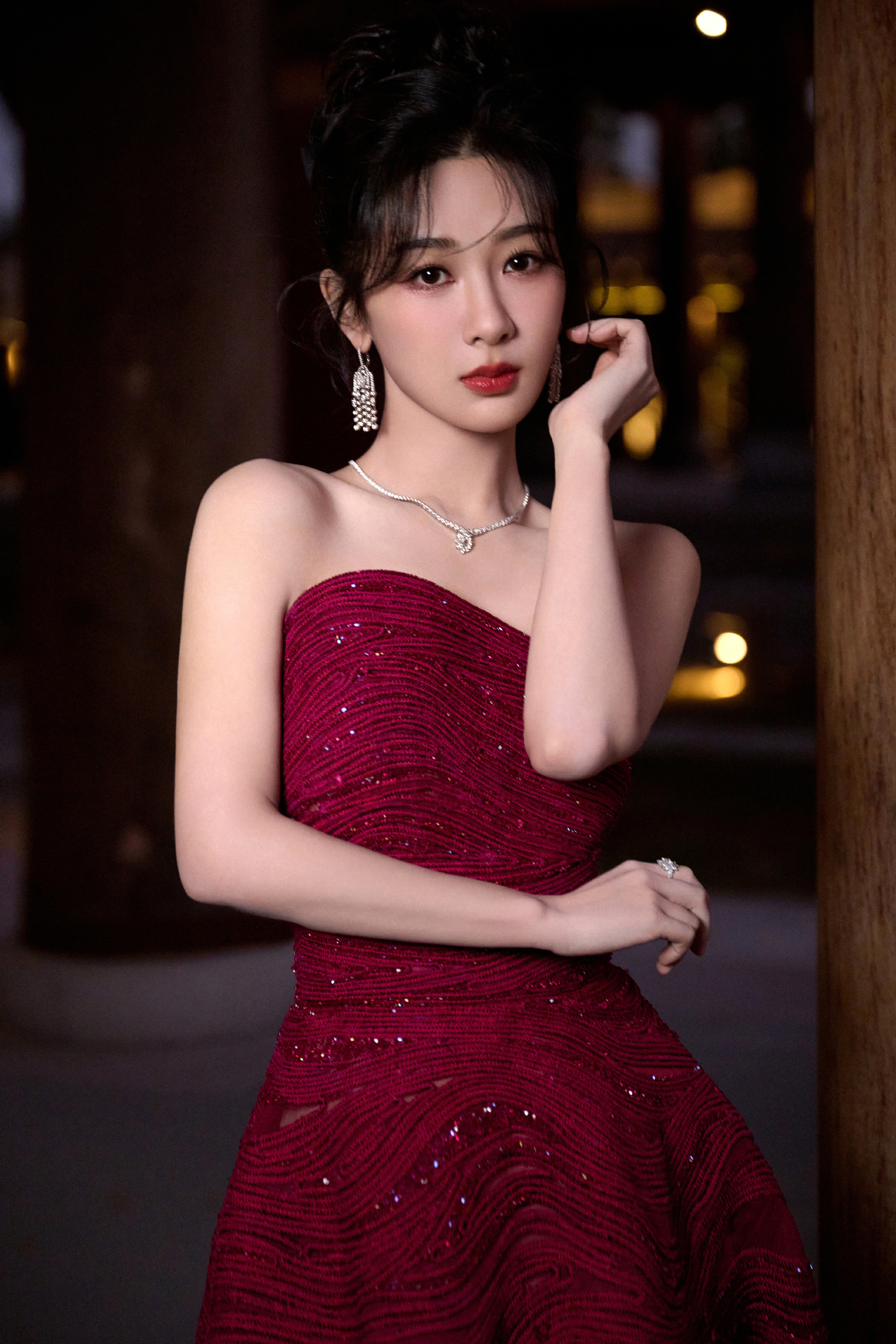杨紫化身暗夜玫瑰,紫红色抹胸裙展现完美身材!
