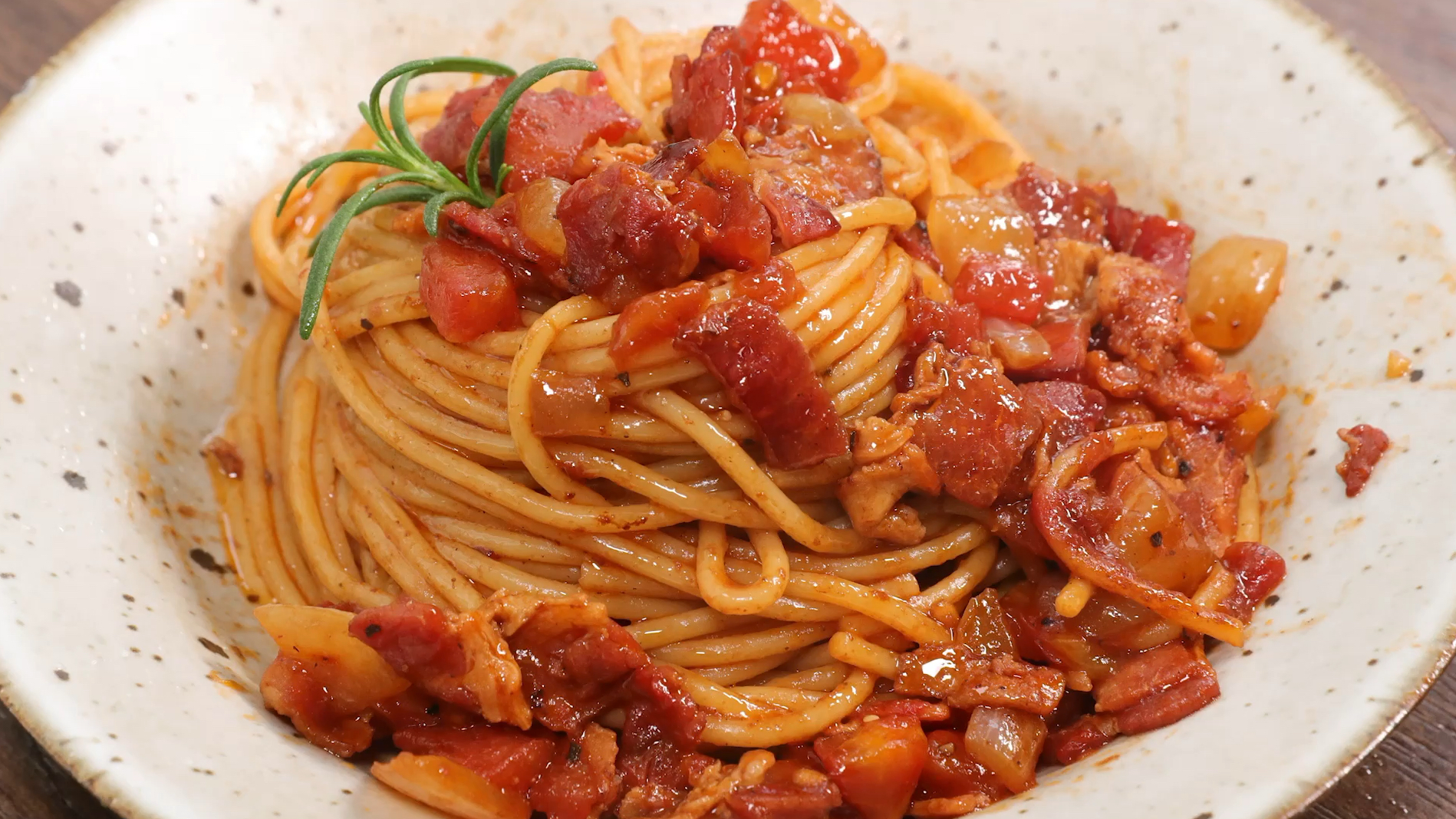 10分钟搞定一盘培根茄汁意面!假装吃了西餐厅