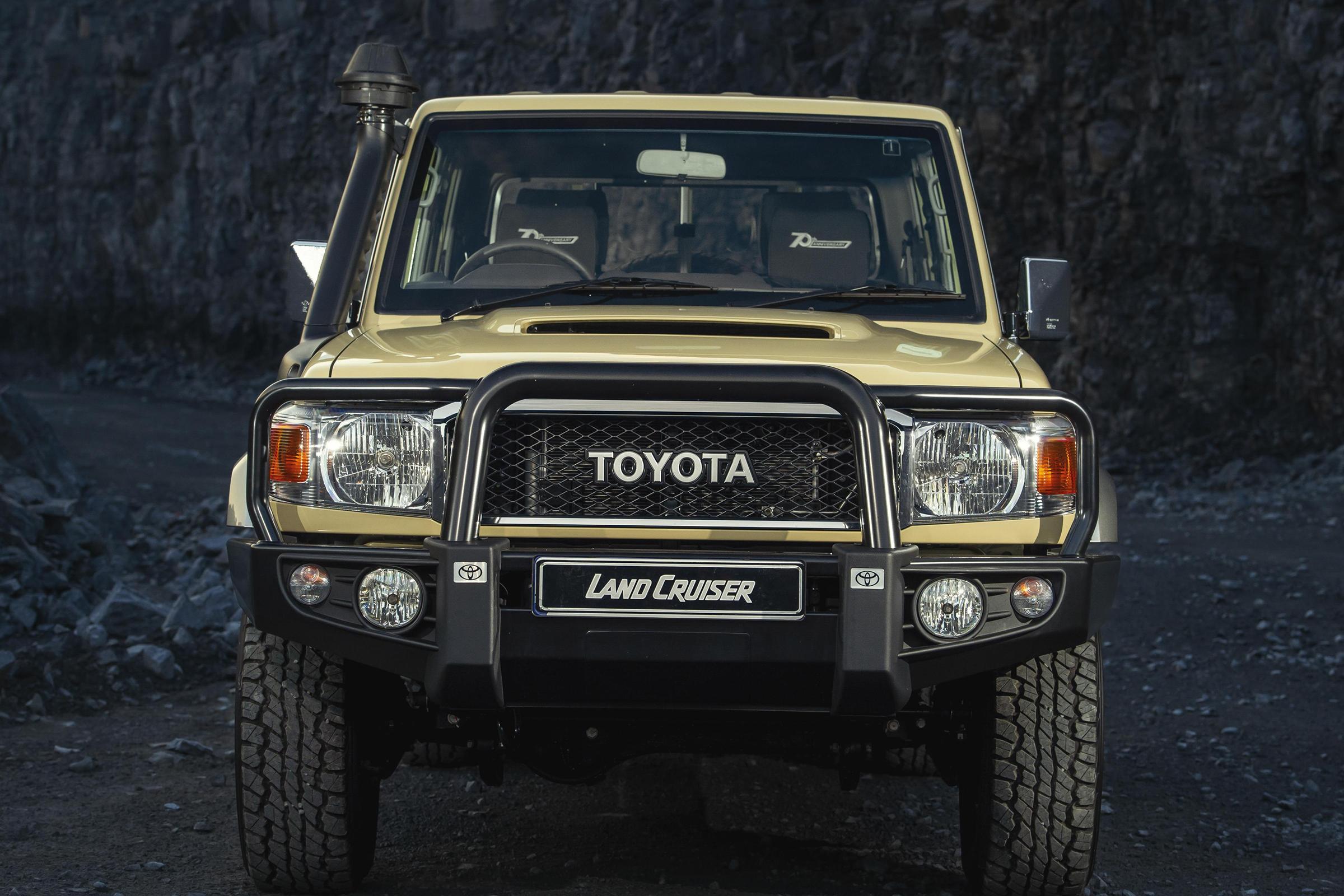 福特猛禽也是后辈!丰田陆巡lc76回归亮相,v8 四驱 手动,真霸气