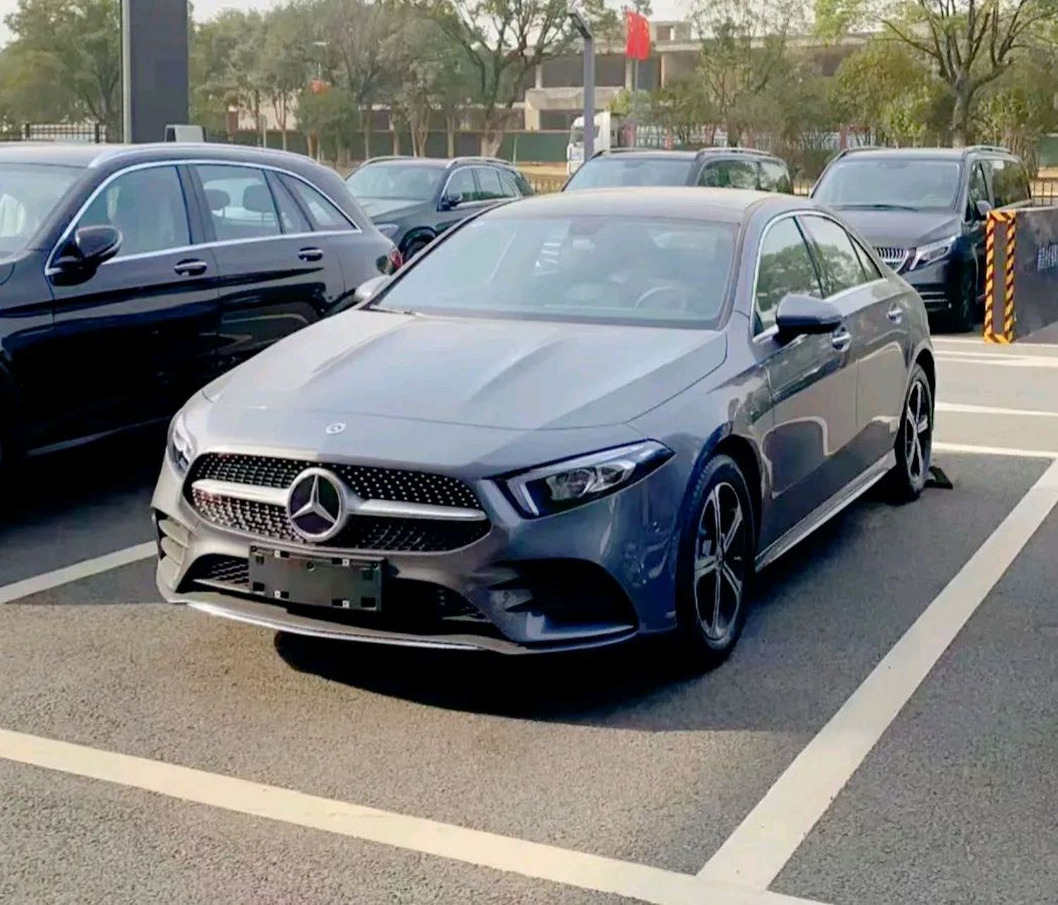 刚考上体制内,到底选奔驰a200l还是奔驰c260l,身处十八线城市,家里