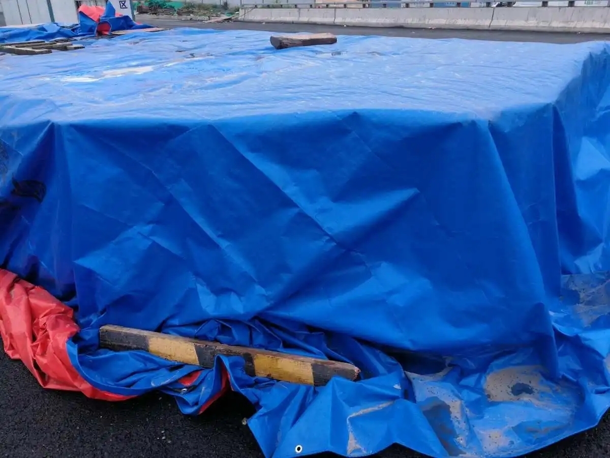 雨季来临,现场应采取下列措施保证安全施工!