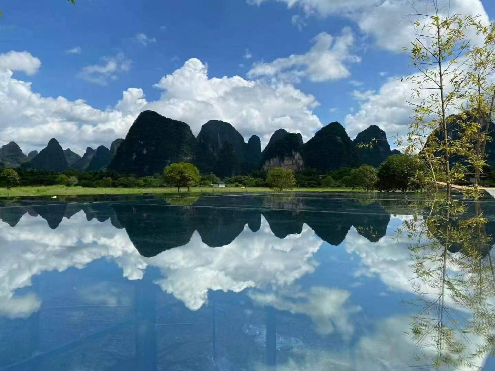 阳朔有着桂林最美丽的风景,泛舟遇龙河上,两岸的山峰清秀迤逦,岸边