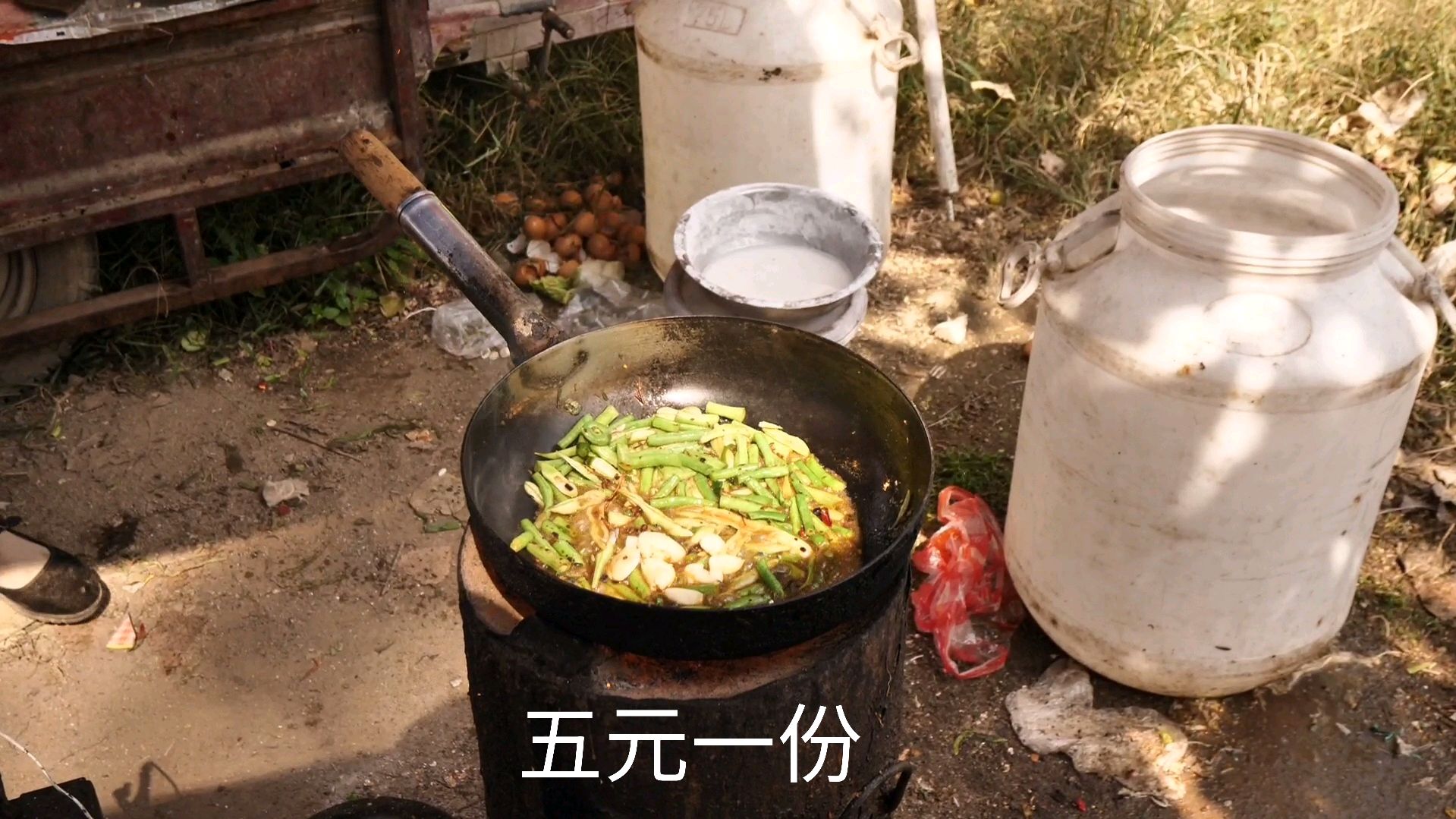 农村简陋炒菜摊,5元一份炒菜,量大味好,再喝杯酒,真惬意