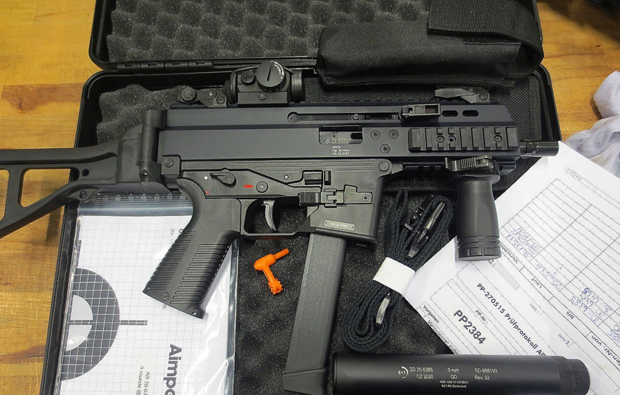 阿根廷特种部队的新型格洛克手枪和 b&t 冲锋枪