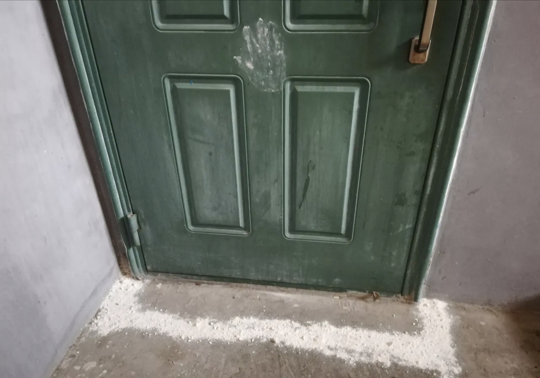 求解:门口撒石灰,门上印手掌,何意?