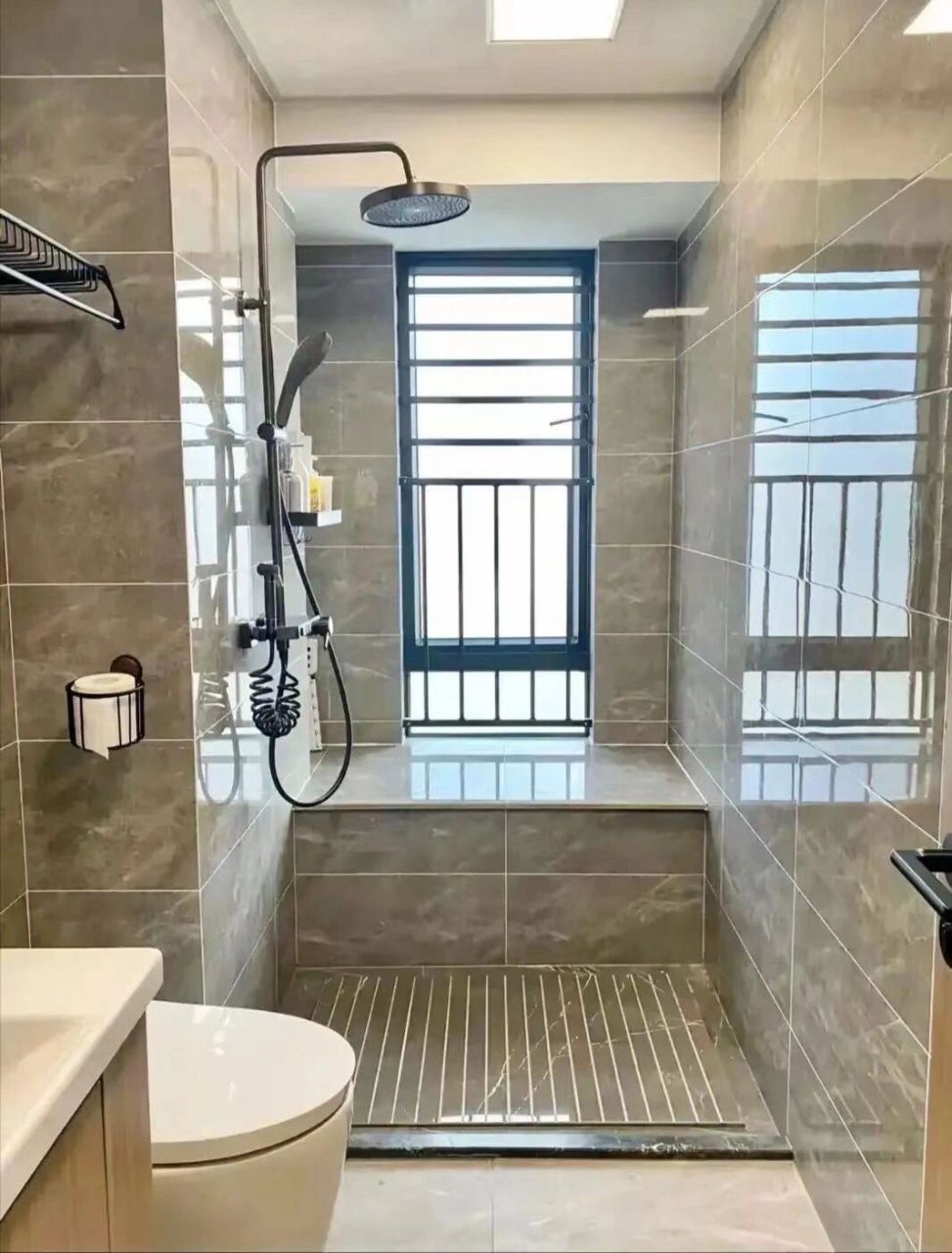 卫生间的淋浴房里有个飘窗,真的太实用了!