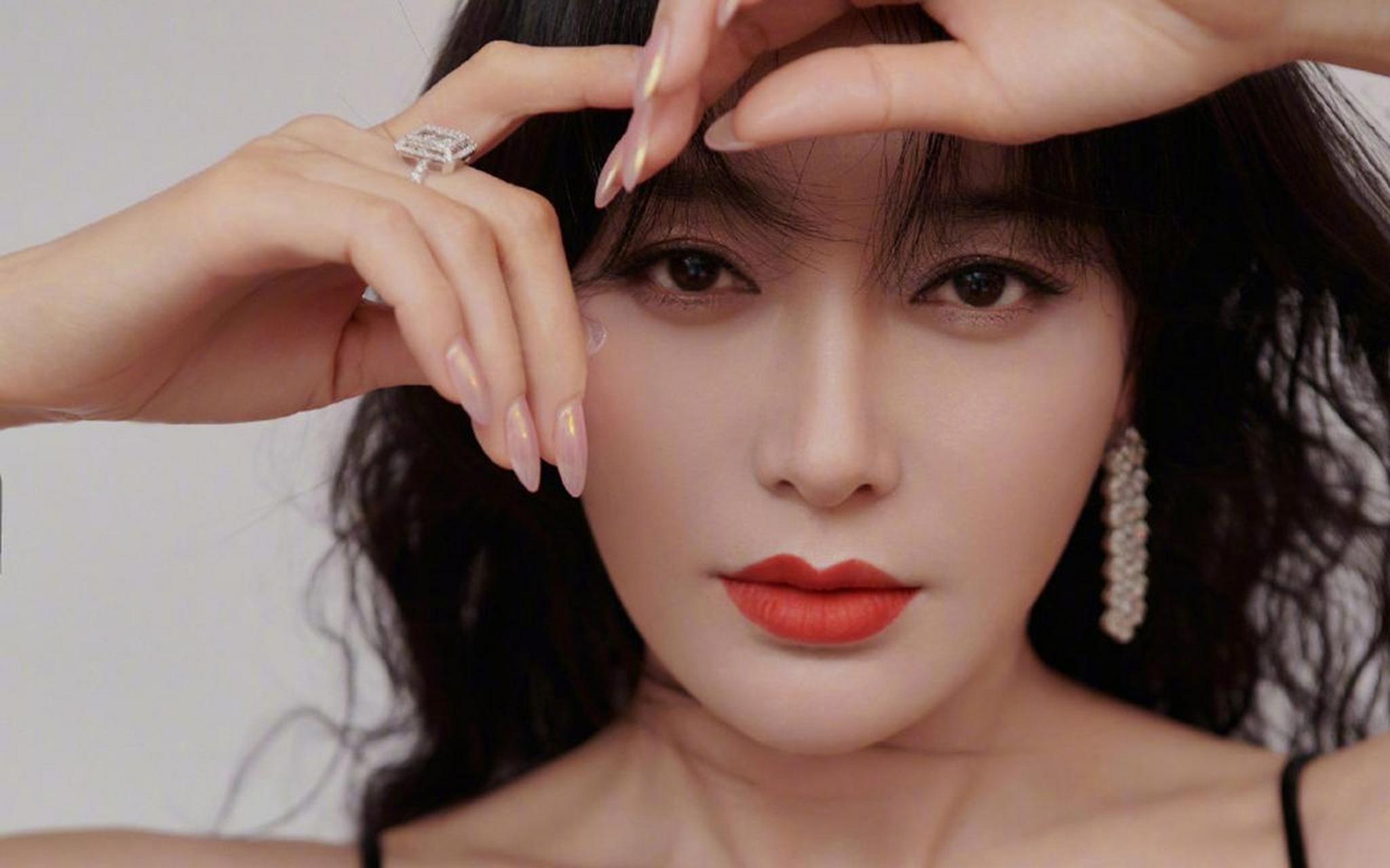 近日,八卦媒体拍到秦岚回京后就乘车去跟魏大勋会合,随后司机将两人