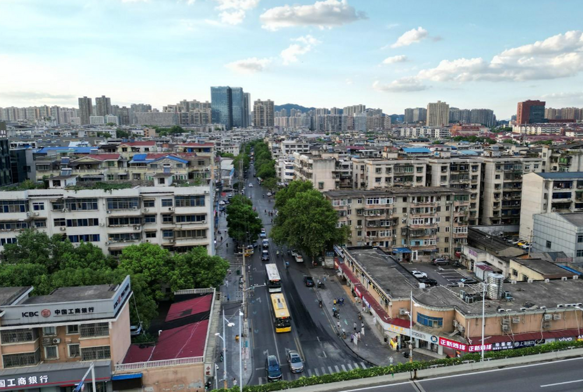 长沙的玉兰路以其美食文化在网络上走红,虽然长度只有3公里,但美食