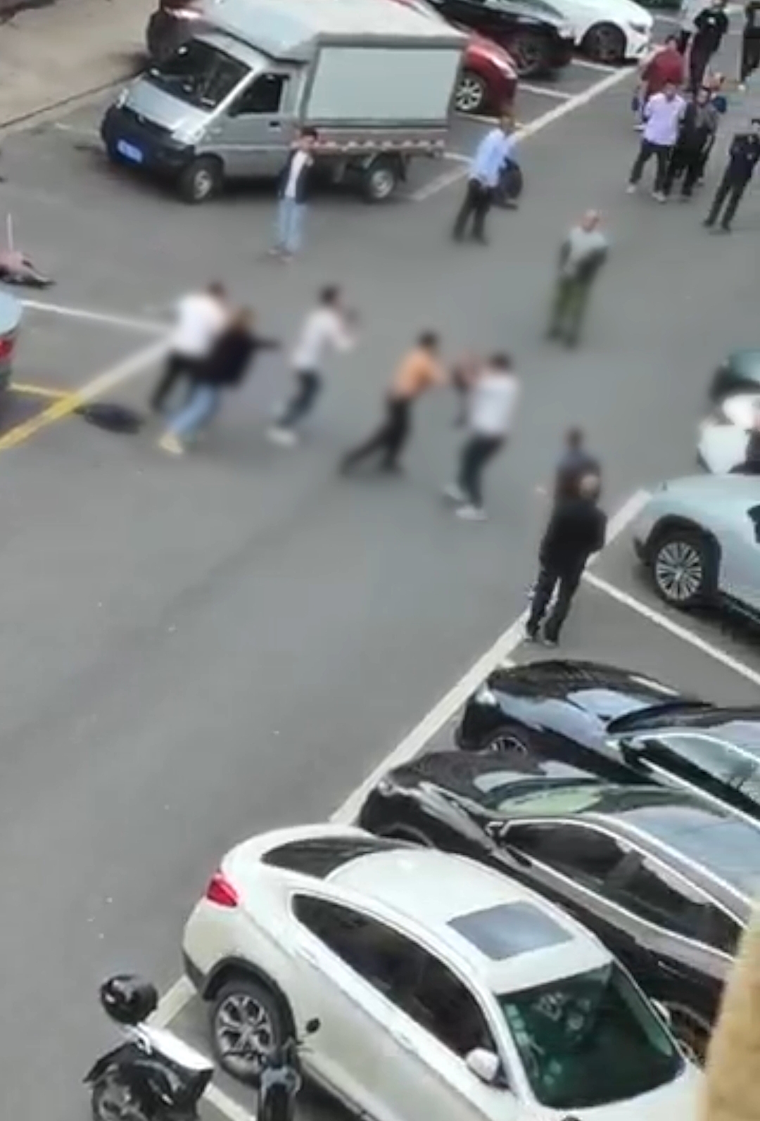 男子持刀追砍伤人 警方：因倒车打架
