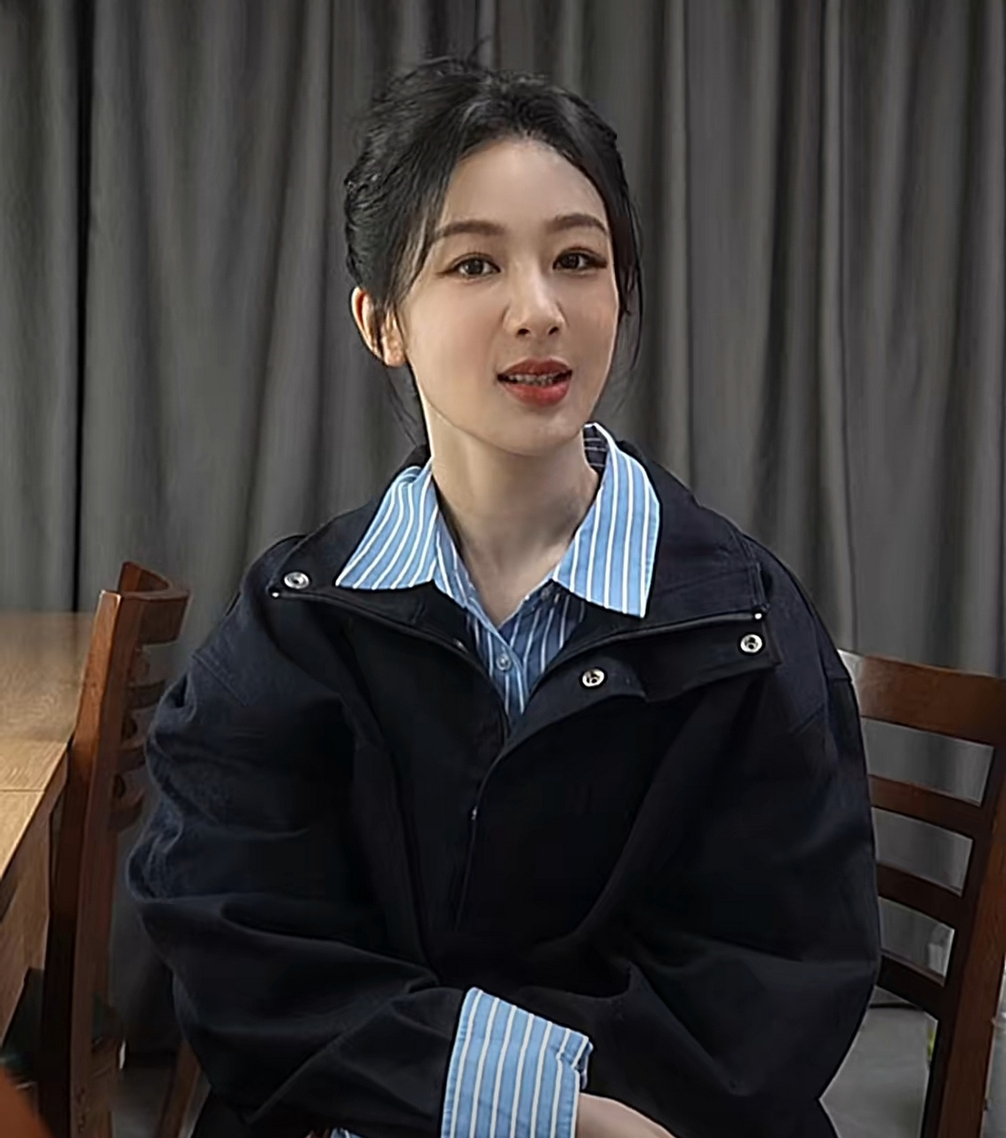 杨紫为演唱会彩排顾不上吃饭,在现场饿得拿小饼干充饥,没修图的画面