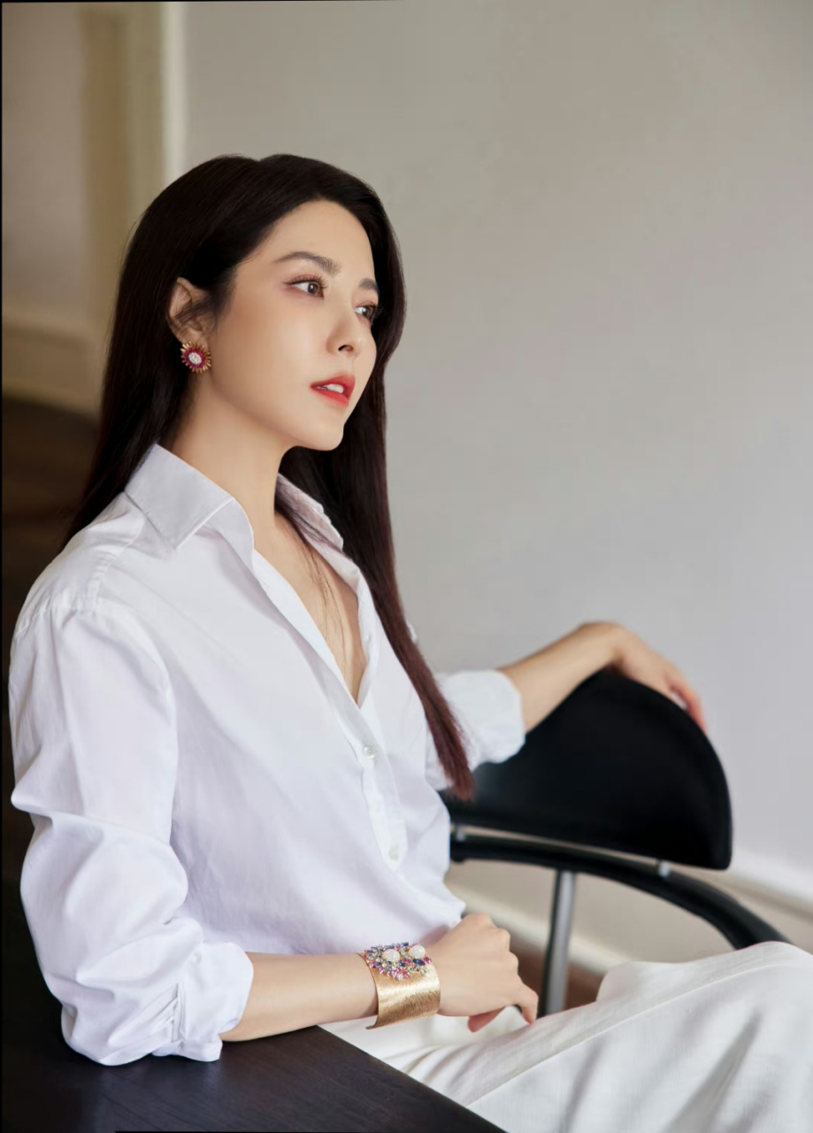 曾黎# 身穿白色衬衣,配白色长裤,窈窕身材,前凸后翘,端庄优雅的气质