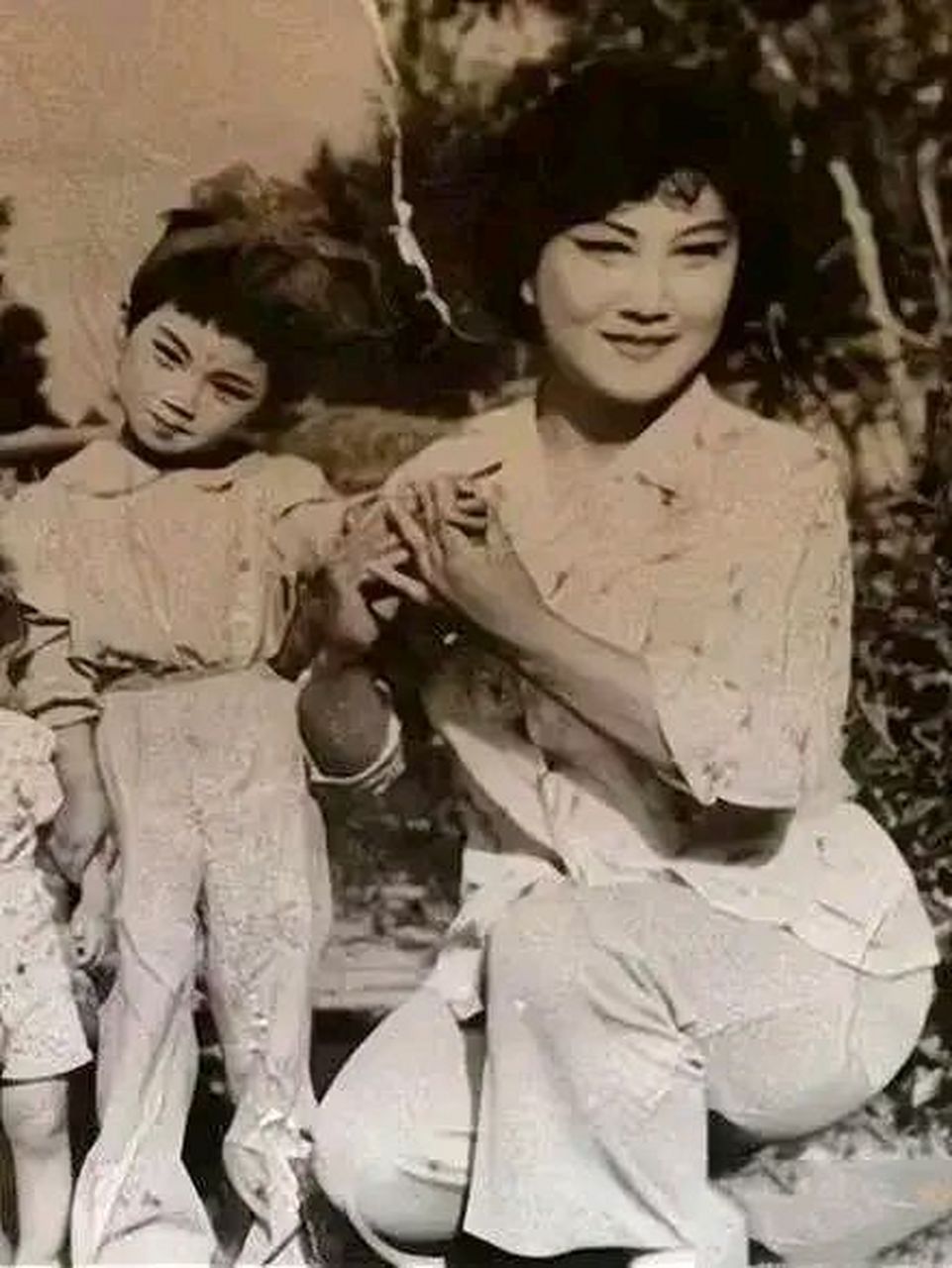 80年代,高秀敏和女儿,留下的一张合影,年轻时候的她虽然算不上漂亮,但