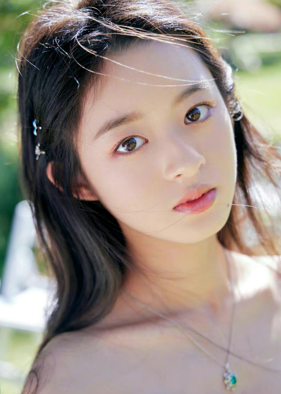 黄杨钿甜# 一袭黄色抹胸礼服,又纯又欲,可爱灵动,尽显俏丽清甜的膳