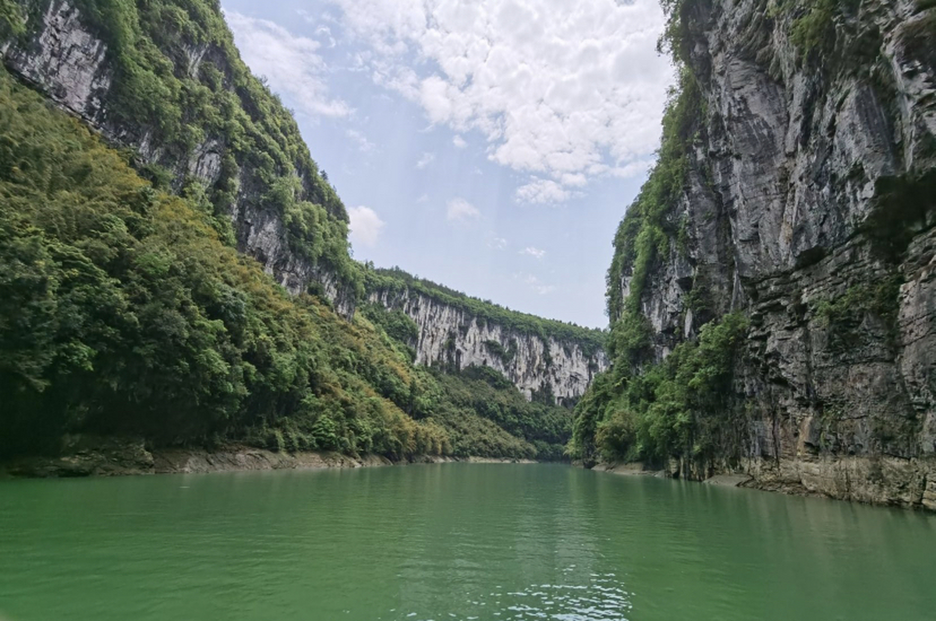 黔江阿蓬江神龟峡景区,位于重庆市黔江区,是一个集峡谷,溪流,瀑布