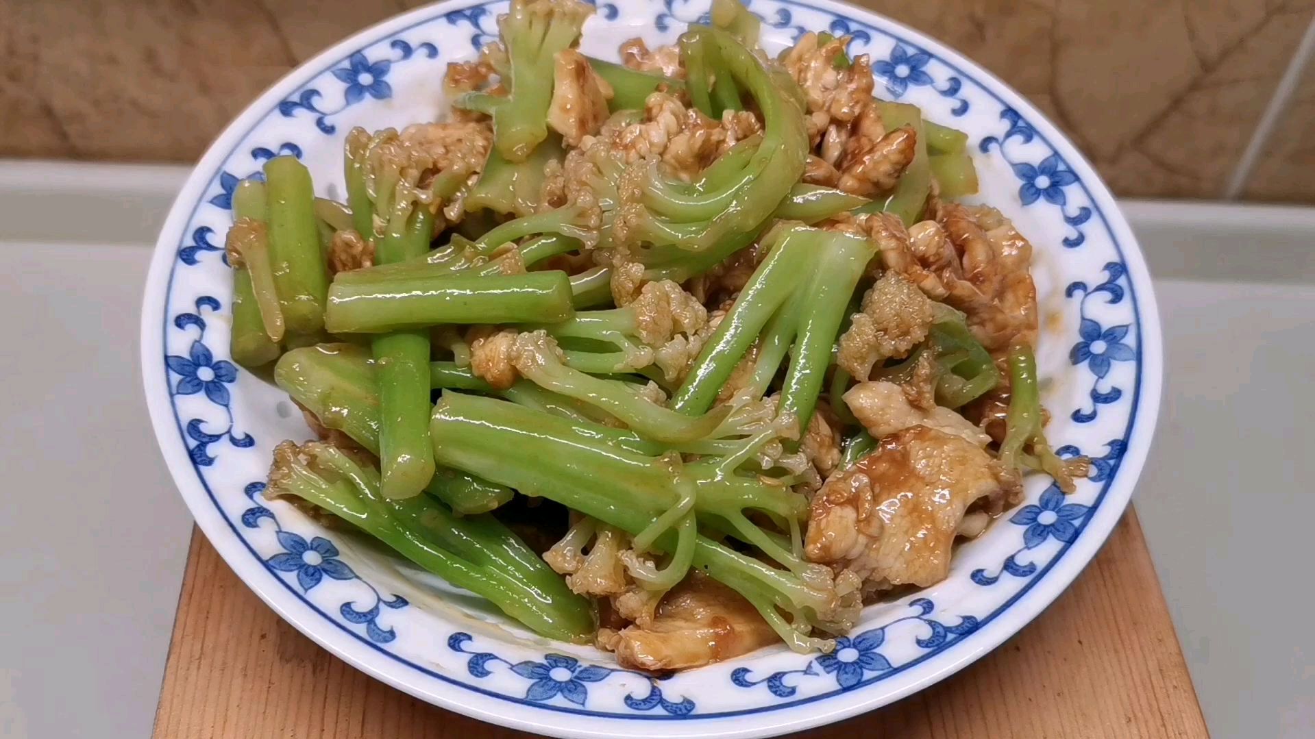 下饭菜,散花菜炒鸡肉片,一人吃饭简单又营养