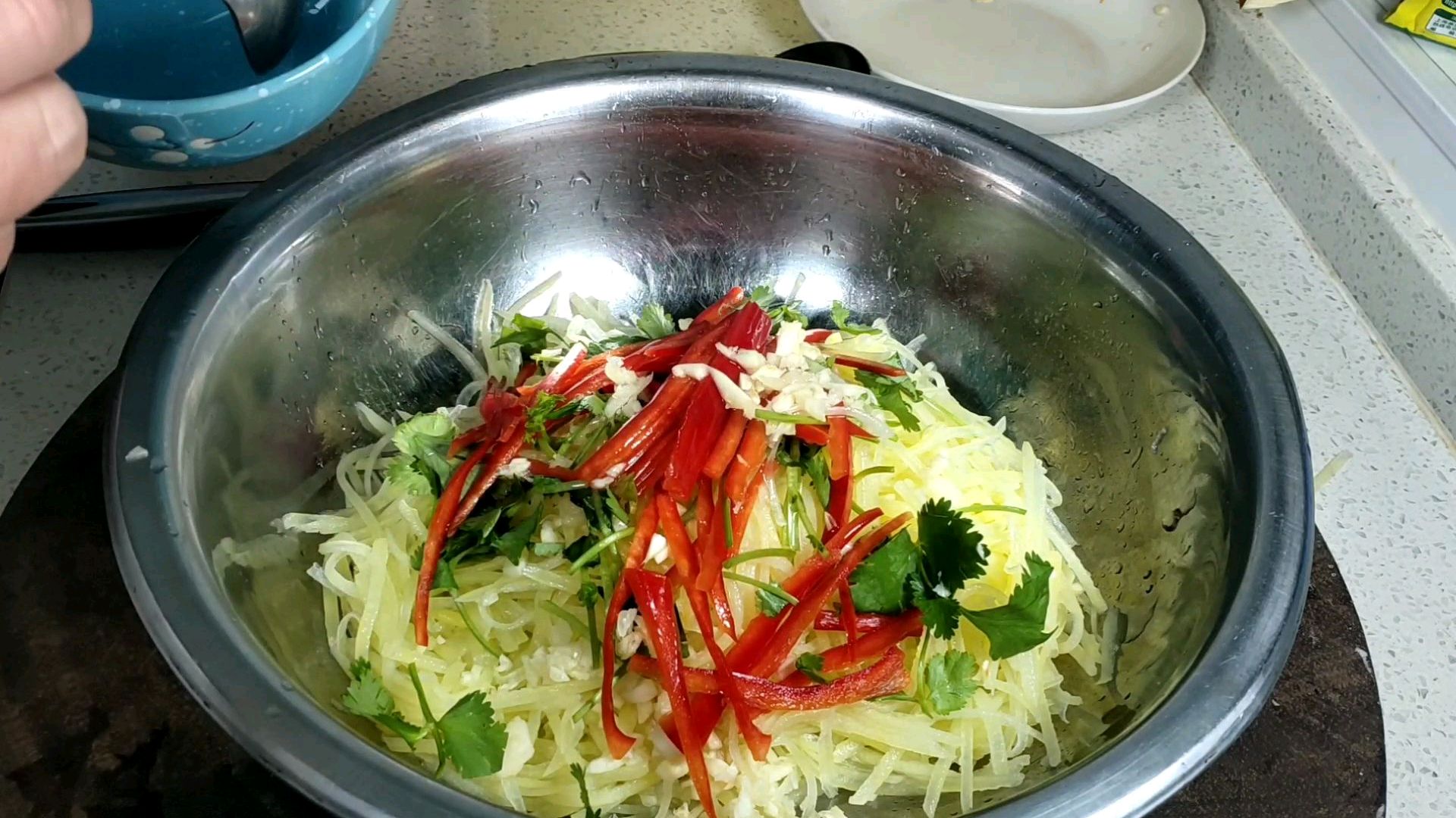 你知道凉拌土豆丝怎么做酸辣开胃又好吃吗!大厨教你小技巧