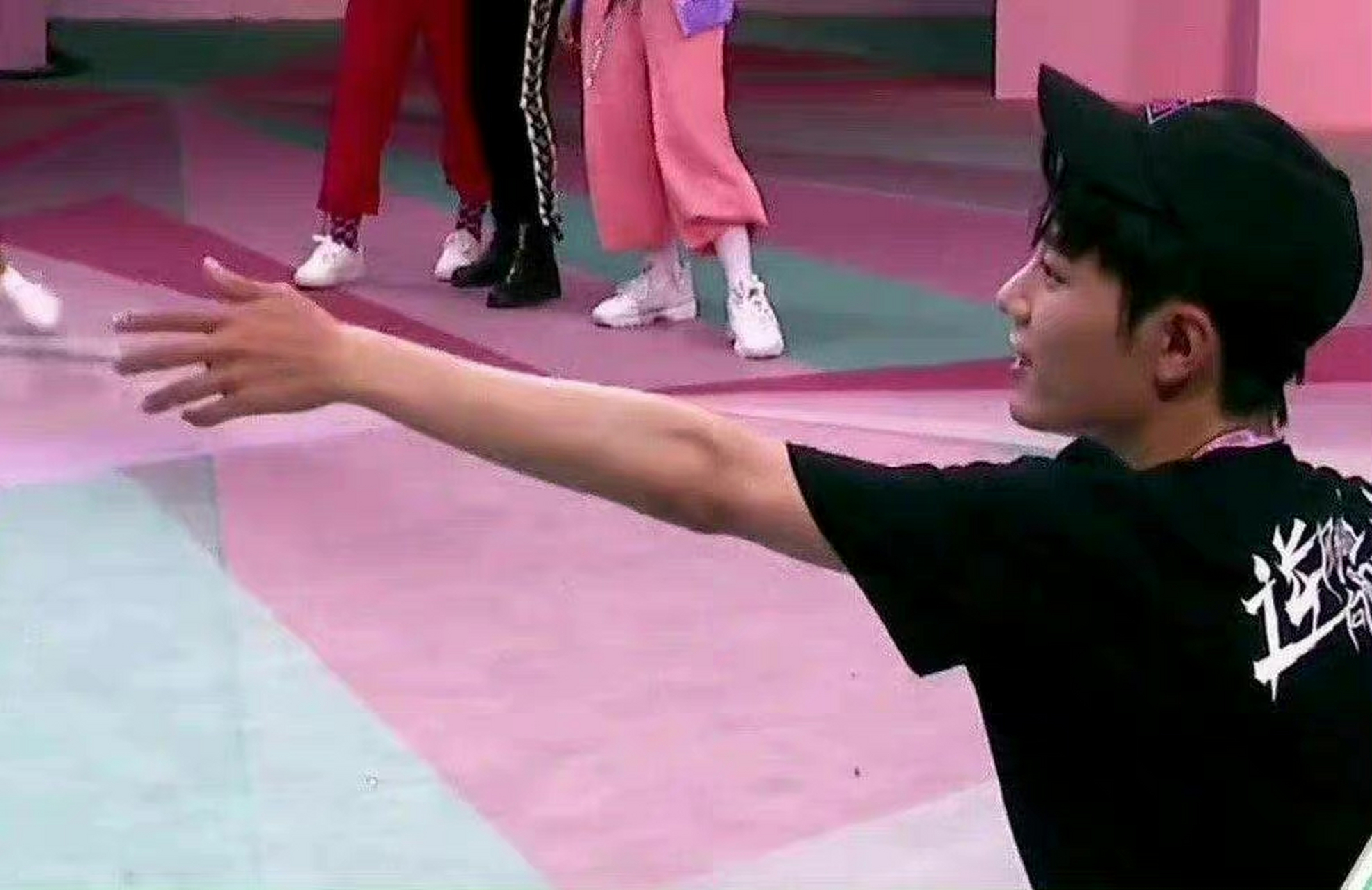 哈哈哈,我们炭烤兔爪没有惹任何人!#肖战