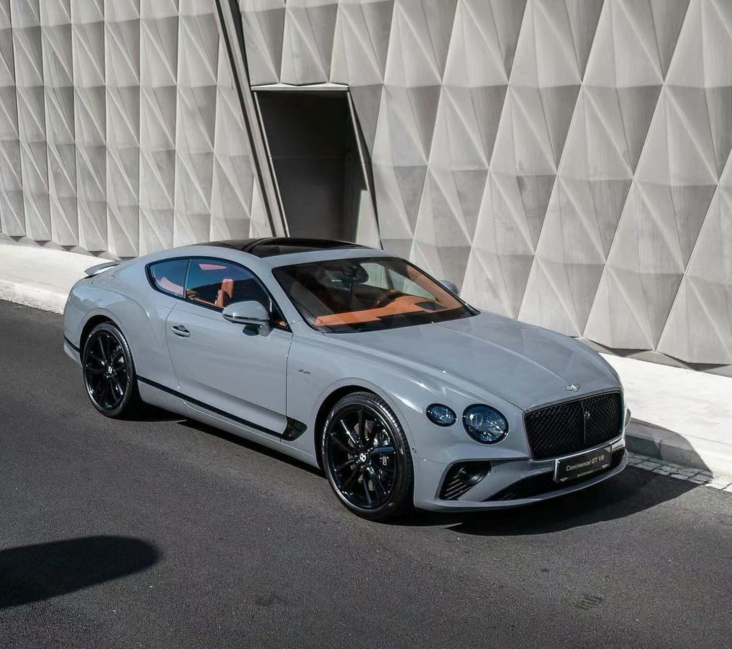 欧陆gt轿跑,这水泥灰的外观搭配棕色内饰确实很漂亮,开这车基本上就是