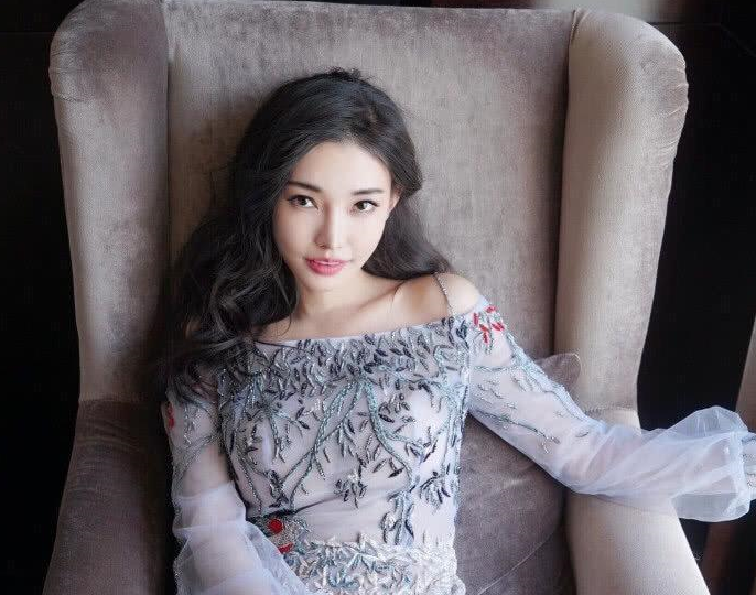 被王晶发掘时才读大二,拍3部电影票房26亿,今成"最美晶女郎"!