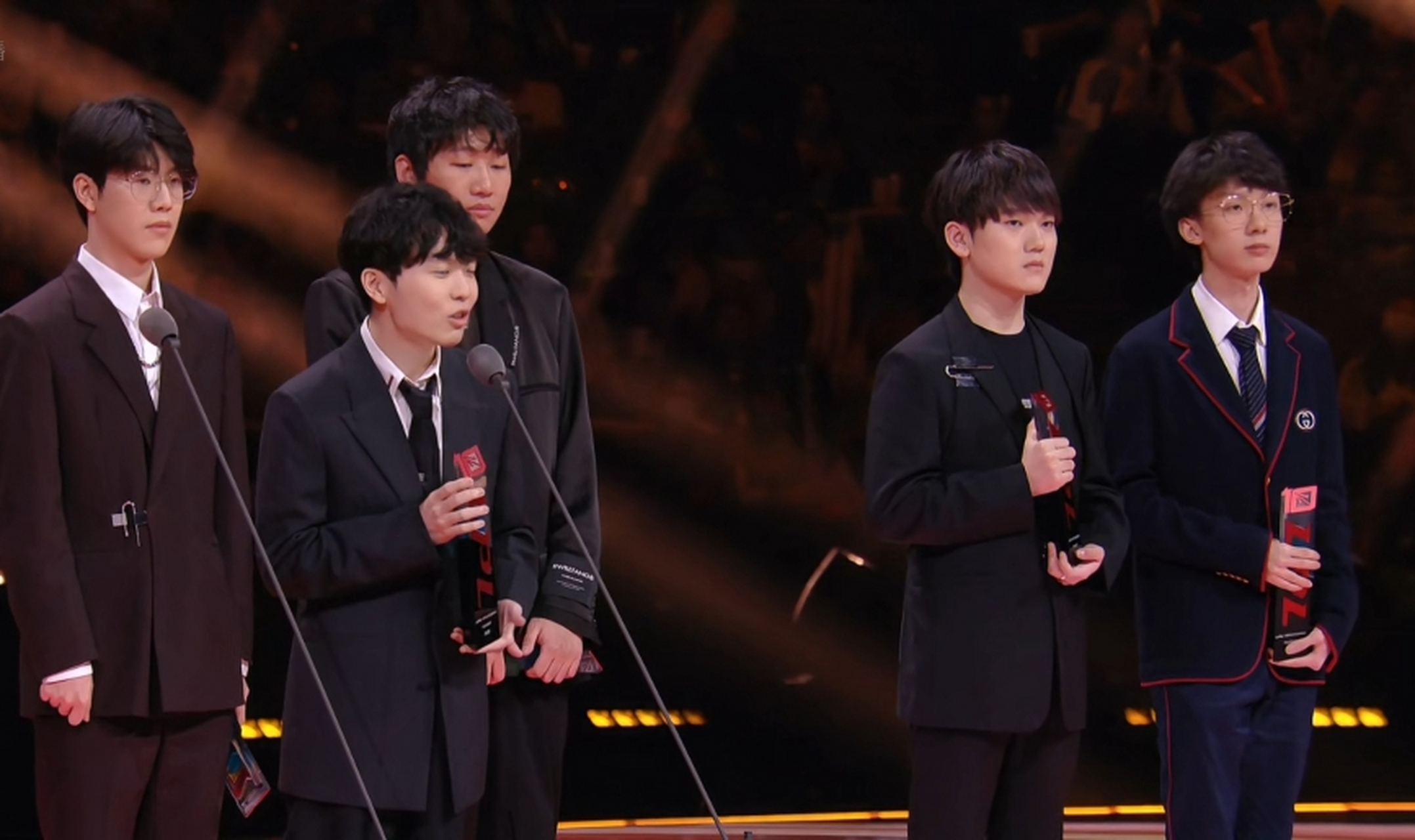 老ig仁川五人再次同台领奖,这个画面见一次少一次了[泪][泪] #仁川