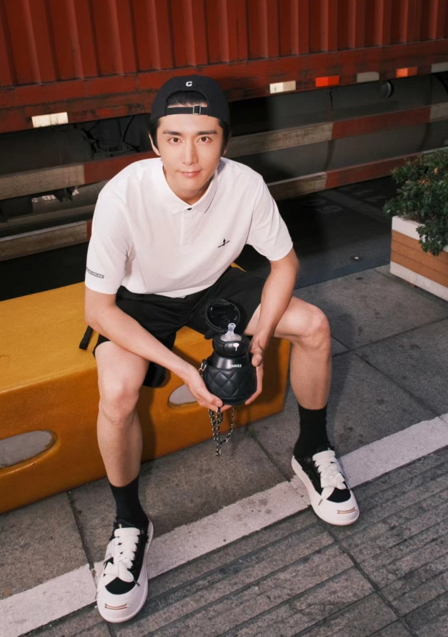 张新成分享生活照帅出新高度,脸小但是体型健硕,常年健身力量感满满.