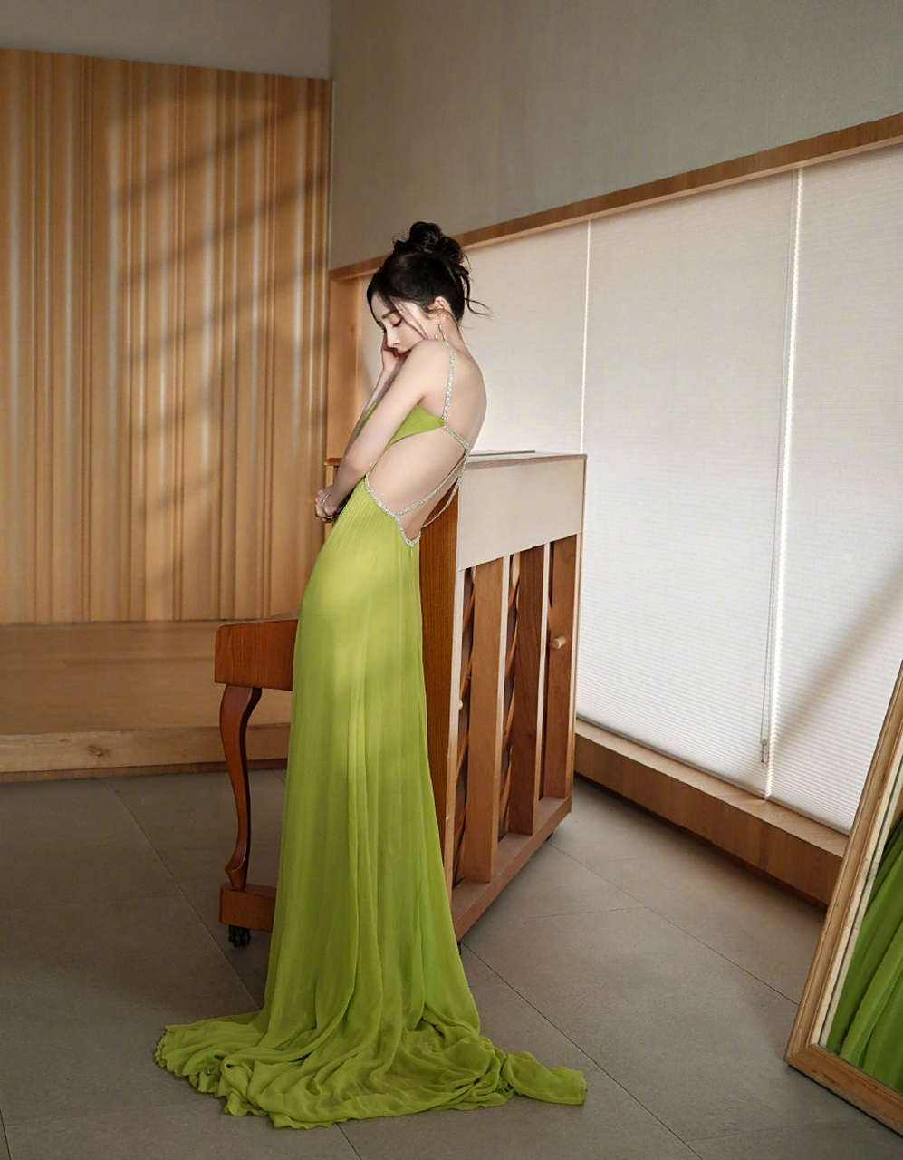 杨幂露背了,谁懂啊,我刚知道杨幂的时候,那时候她被骂体态不好,有点