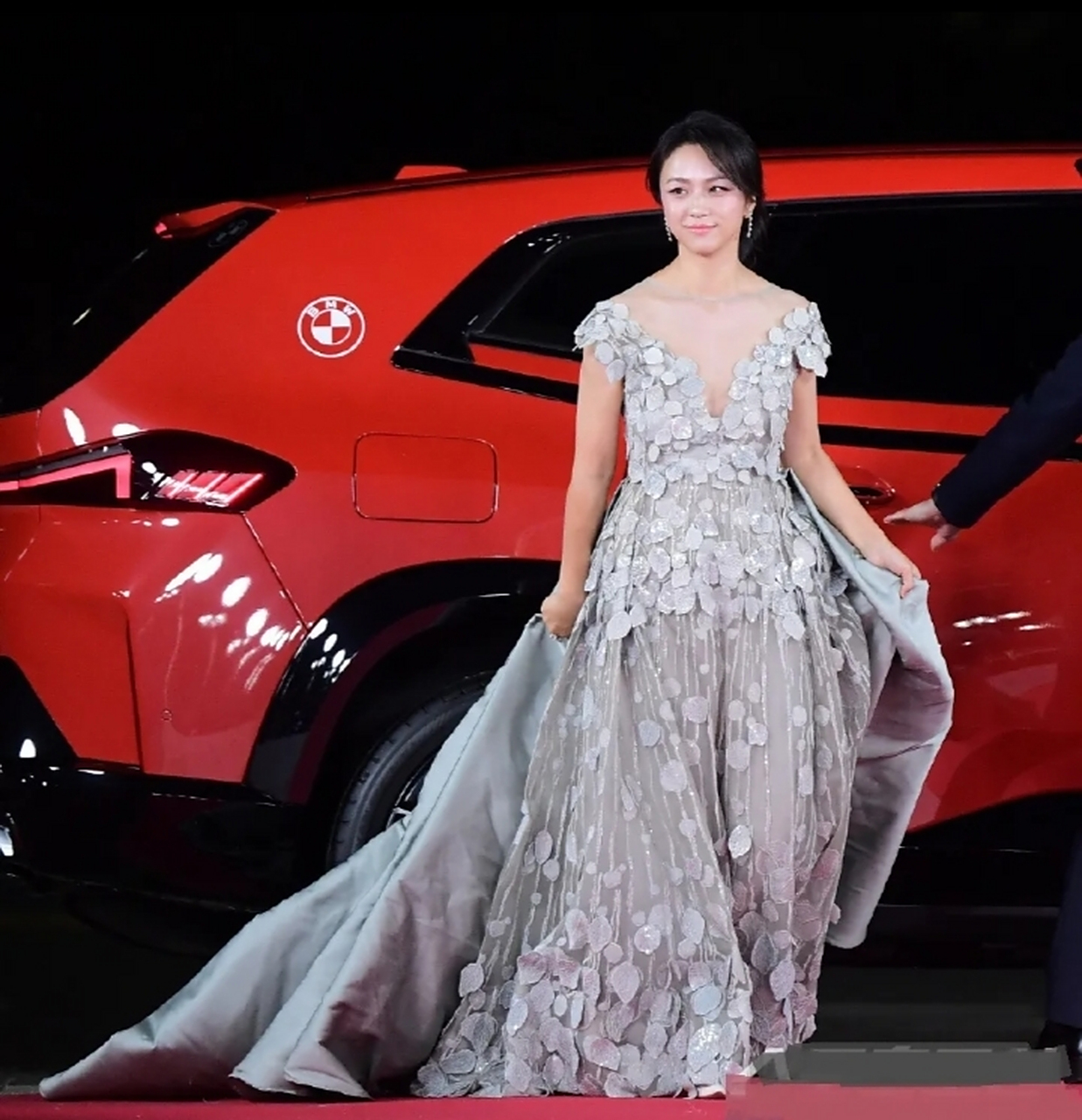 汤唯首尔红毯造型 一袭灰色v领礼服裙出镜 既性感又高级,惊艳了不少人