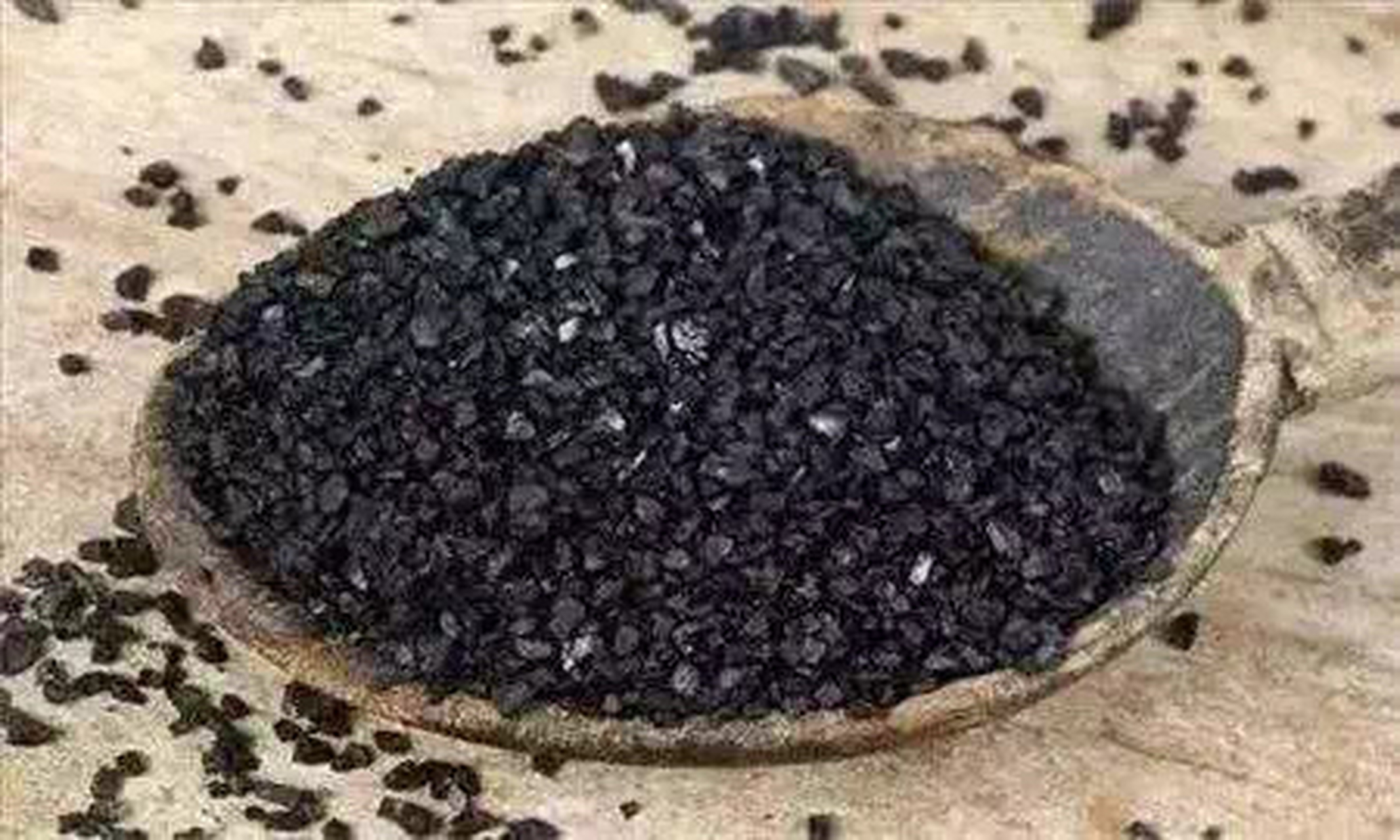 夏威夷的火山熔岩,混合了从太平洋海域收集的海水,然后通过脱水蒸发后