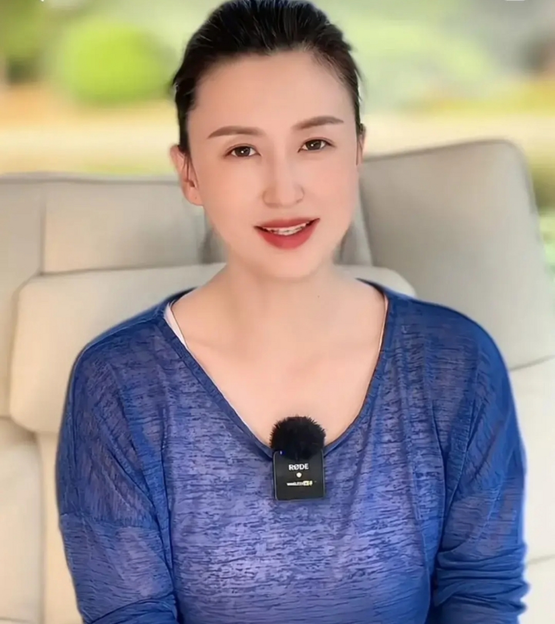 张蕾把头发全部梳上去,看着还不太适应呢,感觉年龄大了好几岁,不如她