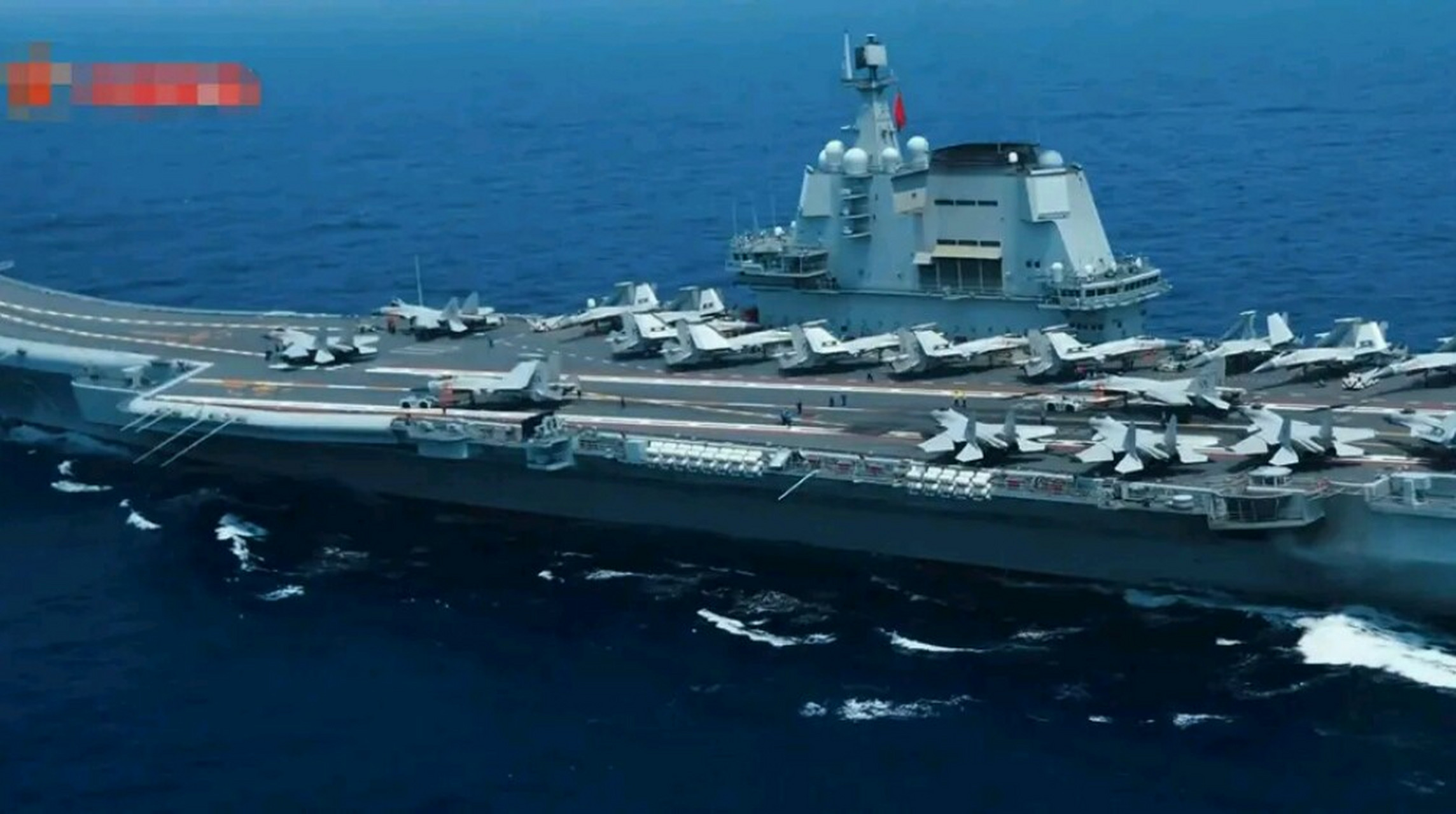 中国海军辽宁号航母和山东号航母,歼-15舰载机全甲板状态对比.