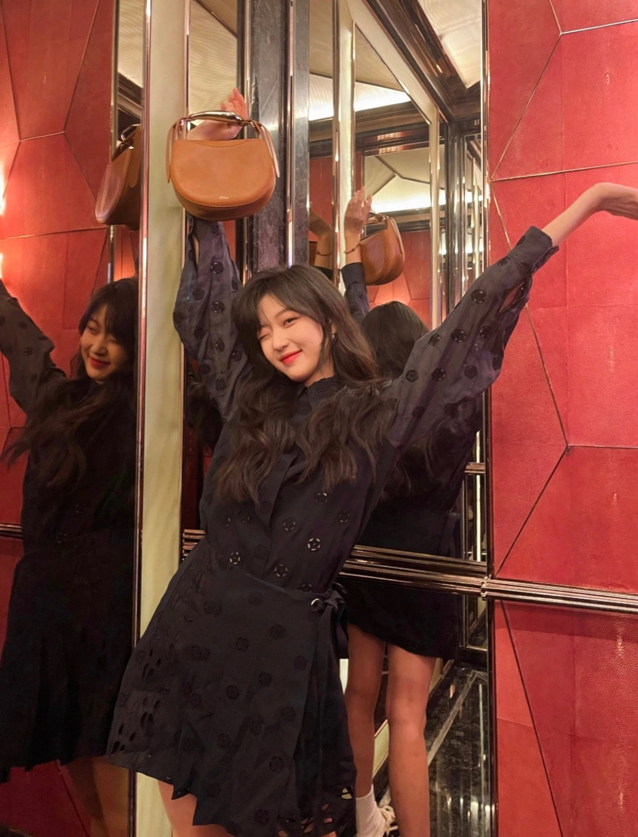 这样拍照太撩人了,简单姿势凹成朋友圈女明星|室内墙角篇