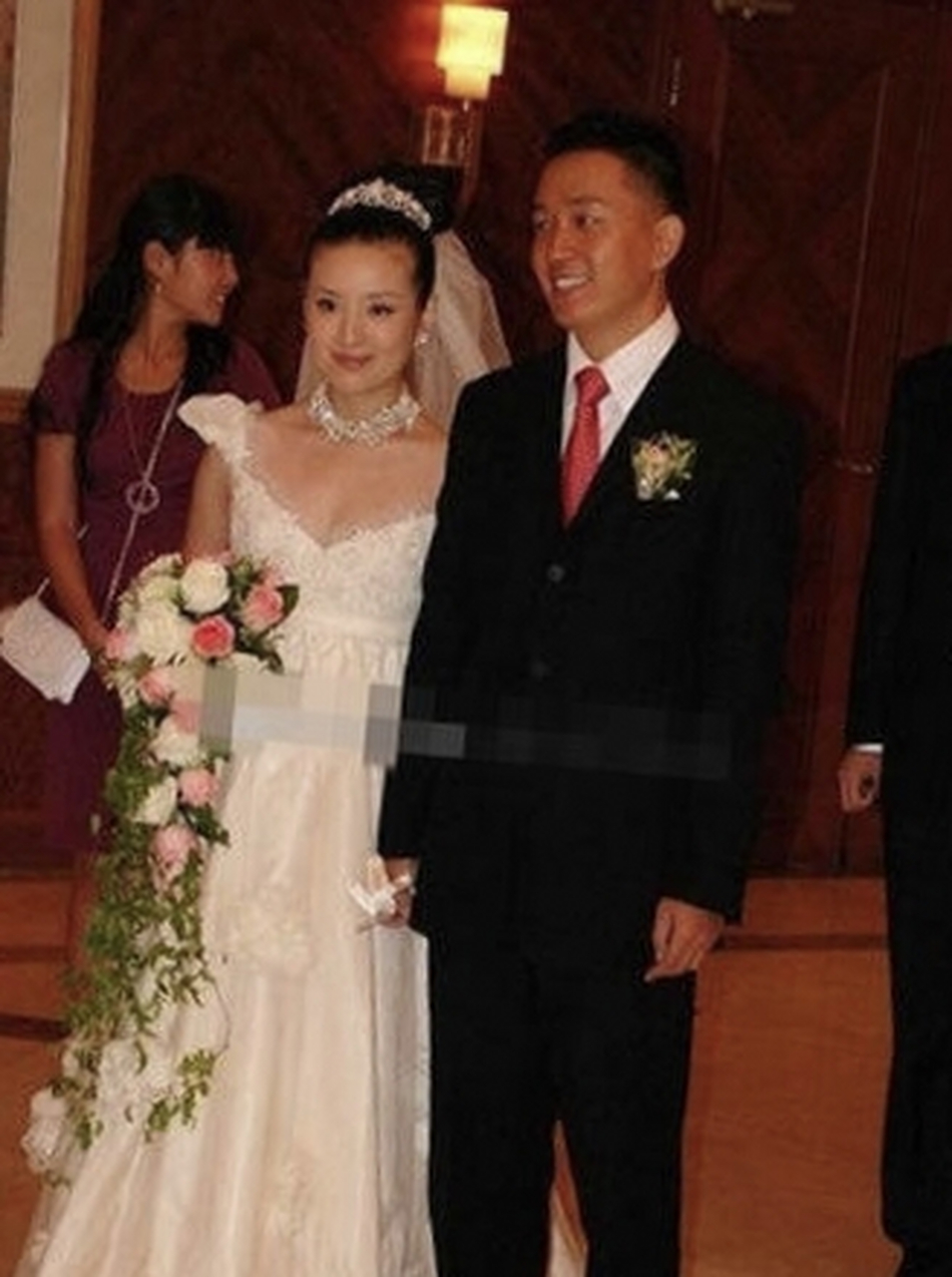 2008年9月26日,董洁和潘粤明举行婚礼,那时的两人看起来非常般配,男帅