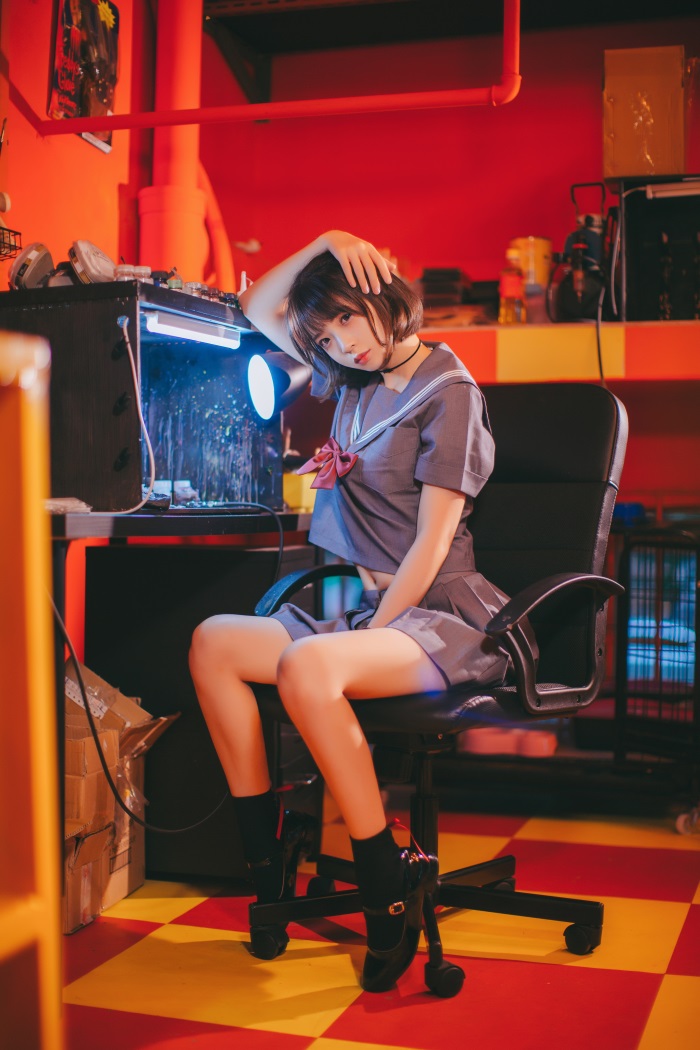 网荭Coser@疯猫ss – 至服暗黑JK [16P/220MB]
