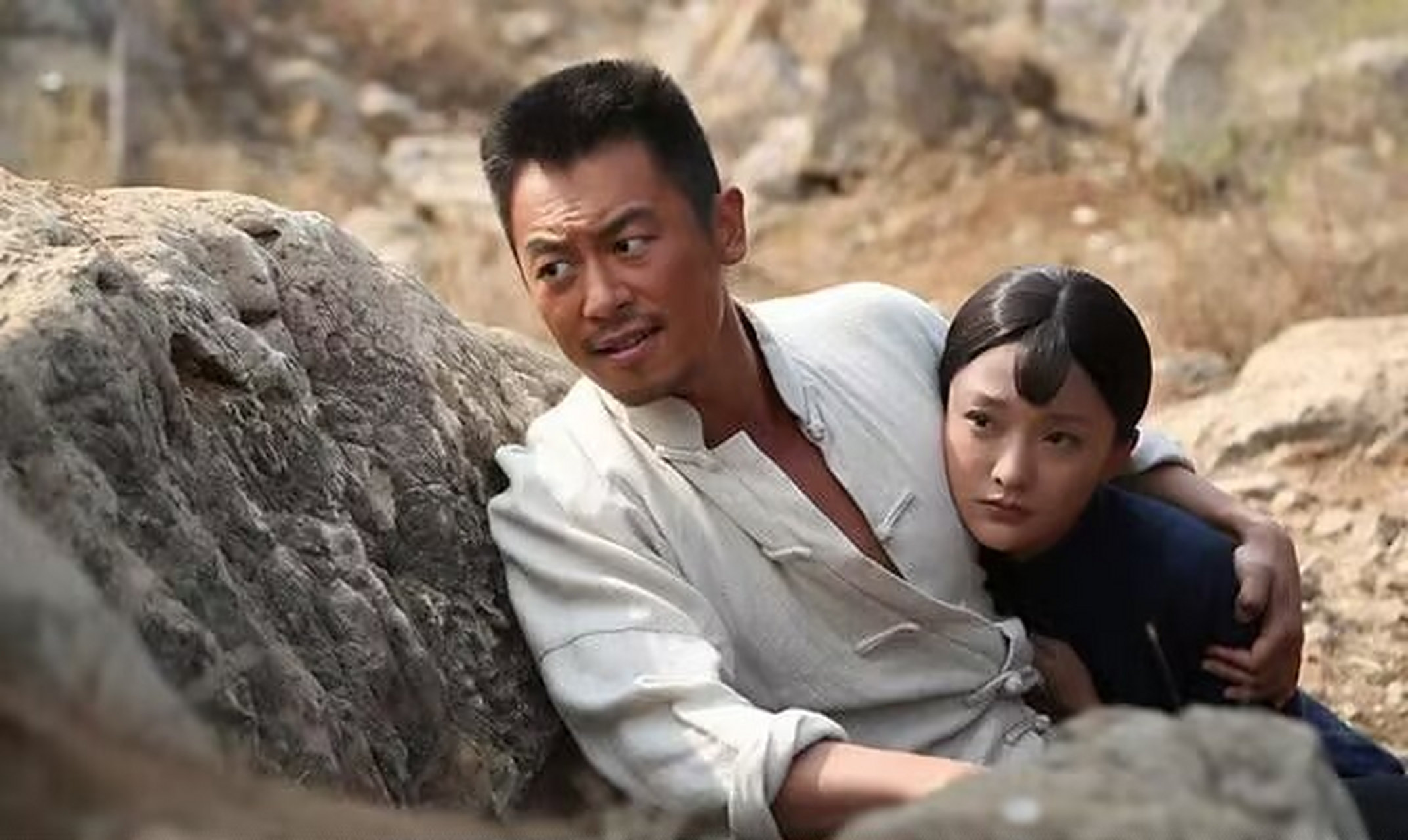 2012年,在拍摄《红高粱》时,朱亚文将周迅压倒在高粱地里,忽然周迅