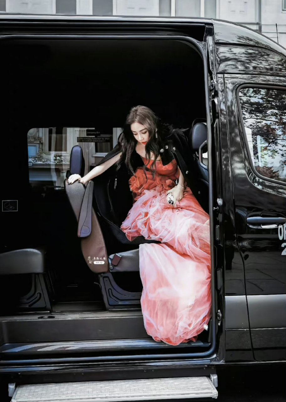 angelababy这张下车图有一种在逃公主的感觉 67